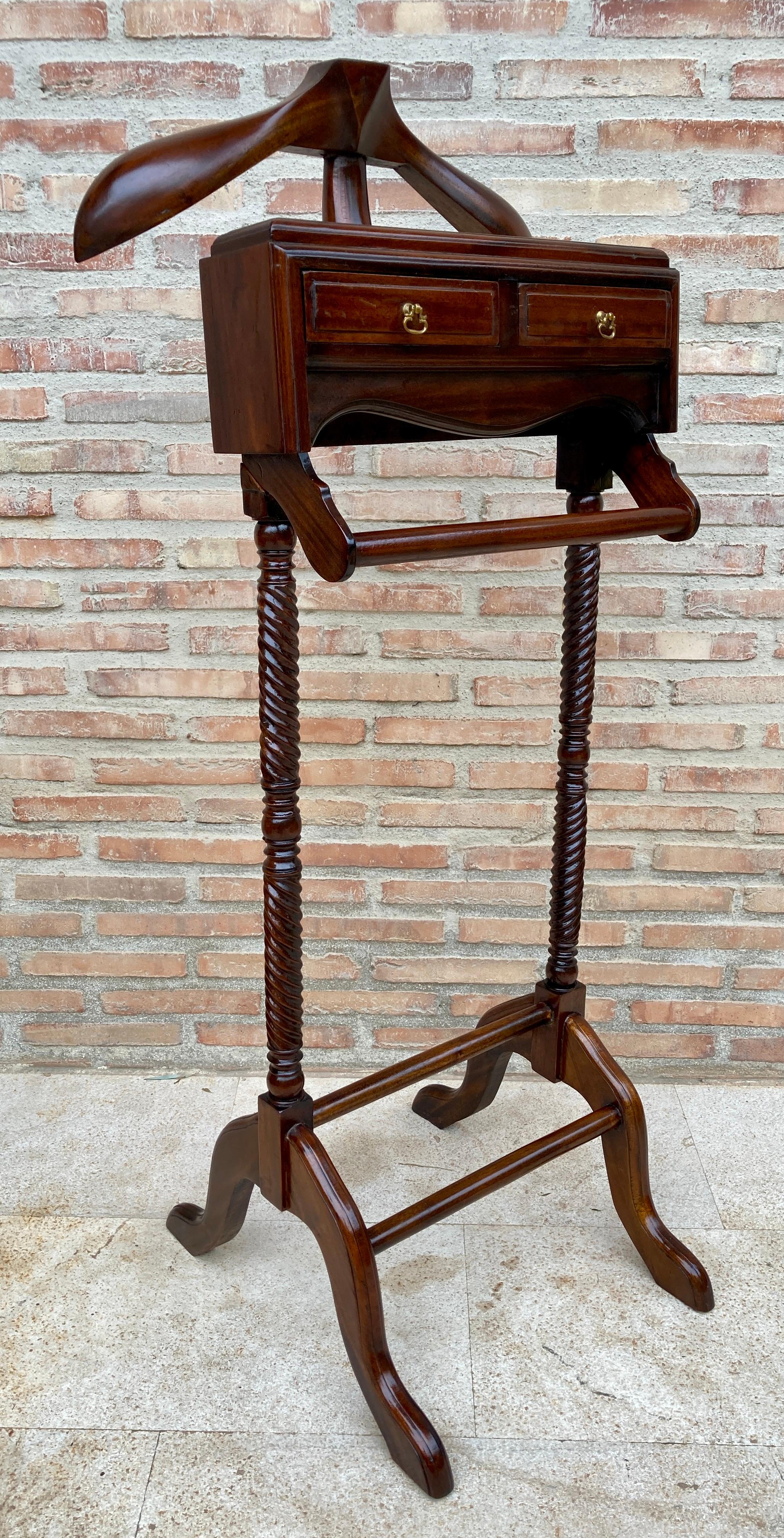 Vintage mid-century gentlemen's valet.

Dark walnut and features shelf for cuff links or jewelry and bars for hanging clothing.