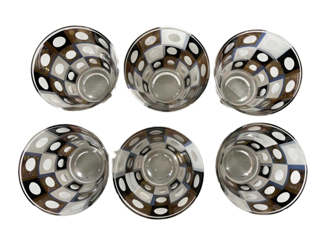 Service de bar de treize pièces à motifs géométriques en émail noir et blanc et or 22k, composé de carrés et de cercles transparents au centre de chacun d'eux. L'ensemble comprend 6 verres highball et 6 verres old fashioned avec une coupe à glace.