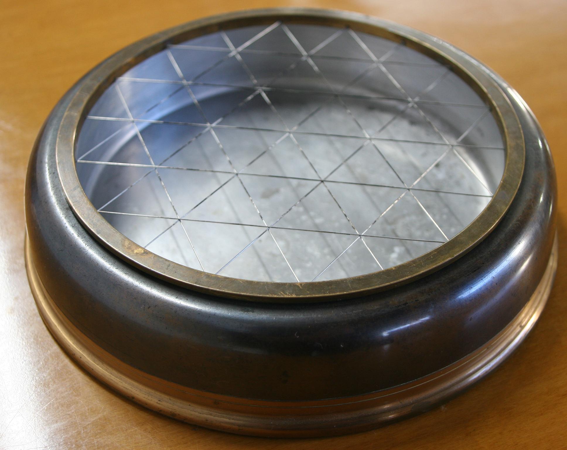 Beautiful Mid-Century Modern Geometric large brass wire ashtray style of Paul McCobb, circa 1950 solid brass ring with stainless steel wire in a geometric pattern to cut off the ash from your cigarette or cigar. Very elegant for any midcentury decor