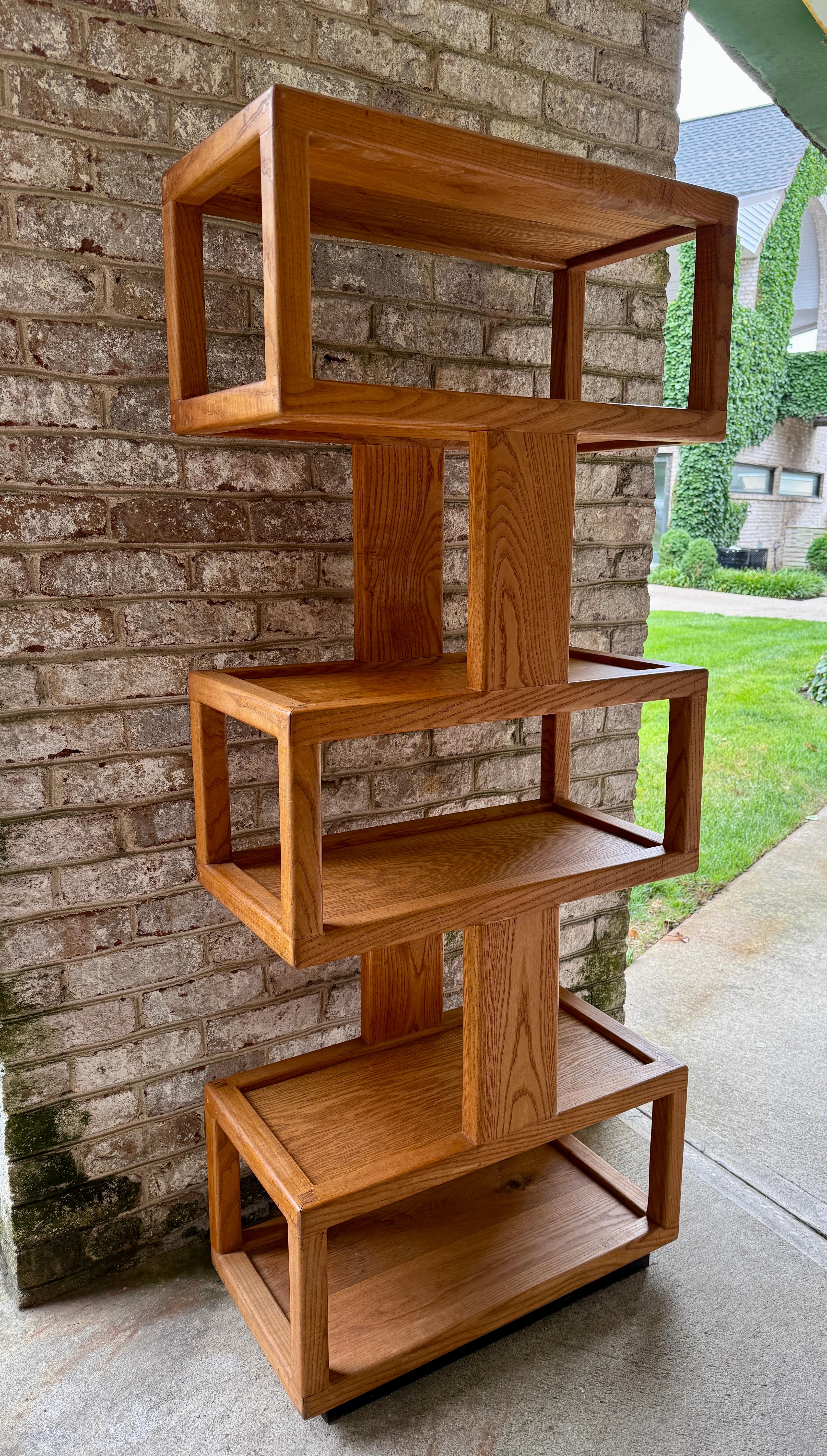 Diese Etagere aus Eichenholz mit geometrischem Würfeldesign bietet 6 Ebenen zur Präsentation Ihrer schönen Sammlungen.  Außergewöhnliche Handwerkskunst mit schönen Fugendetails.