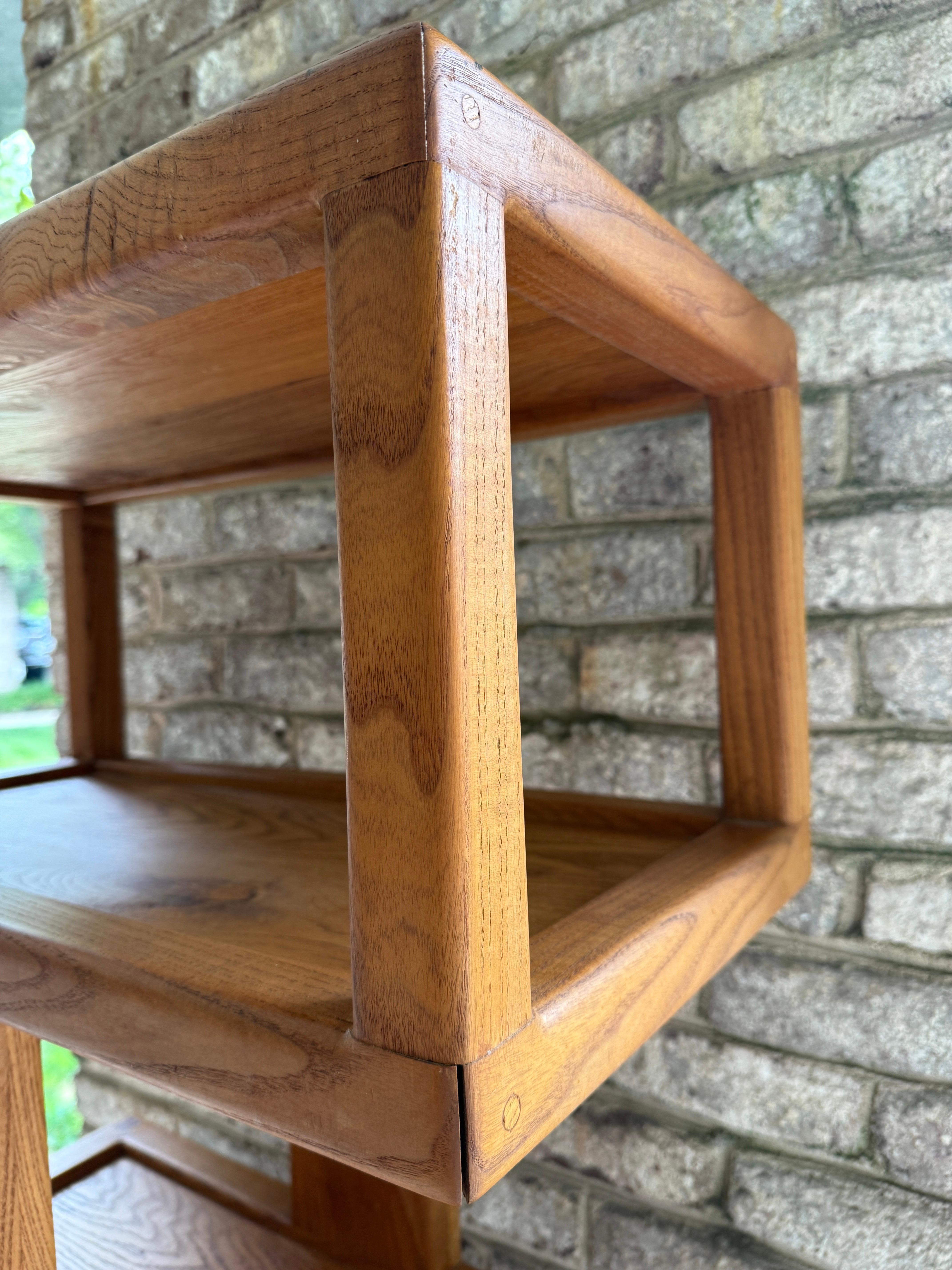 MId-Century Geometrisches Design Oak Wood Etagere (Moderne der Mitte des Jahrhunderts) im Angebot