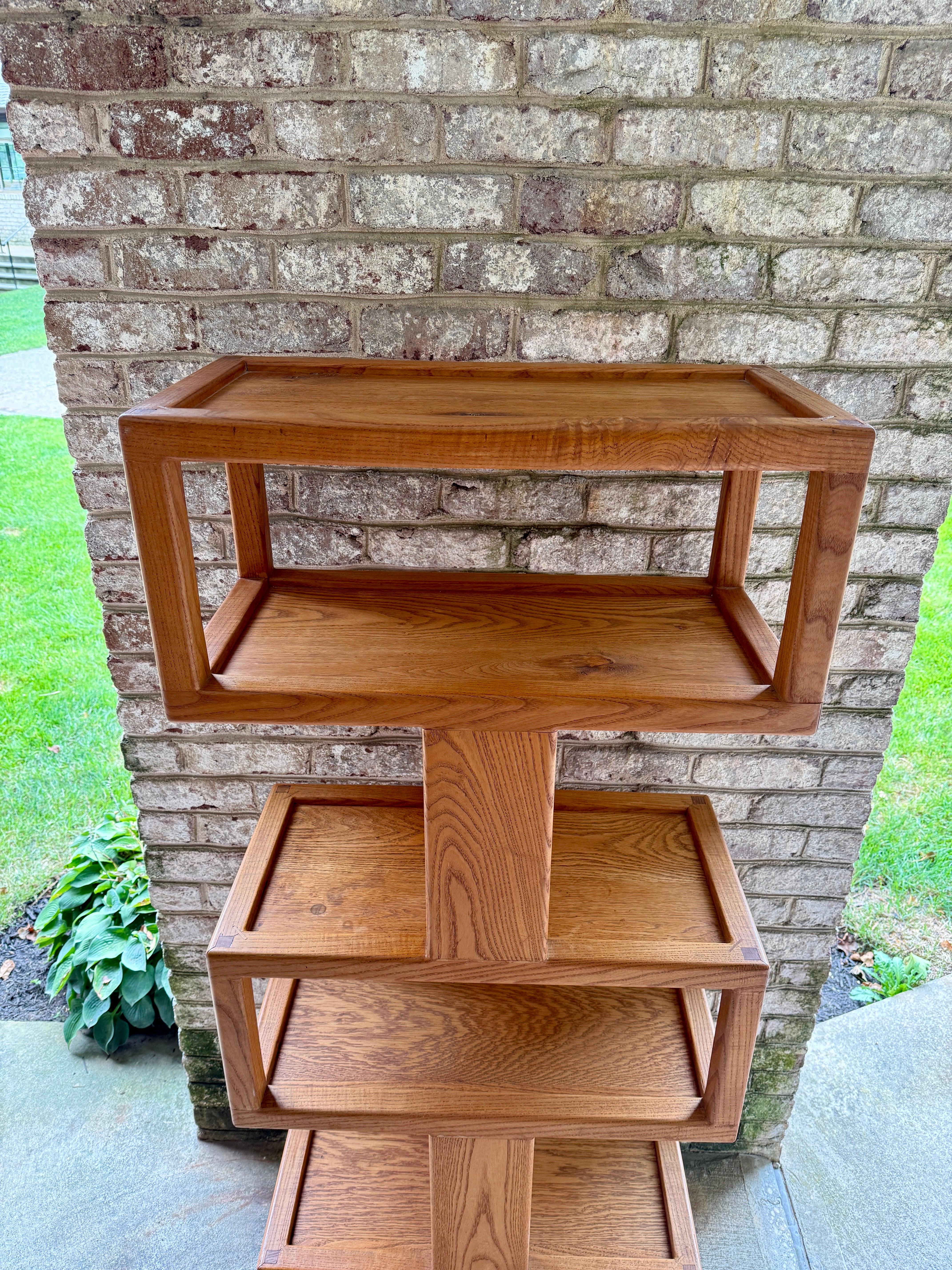MId-Century Geometrisches Design Oak Wood Etagere im Zustand „Gut“ im Angebot in North Miami, FL