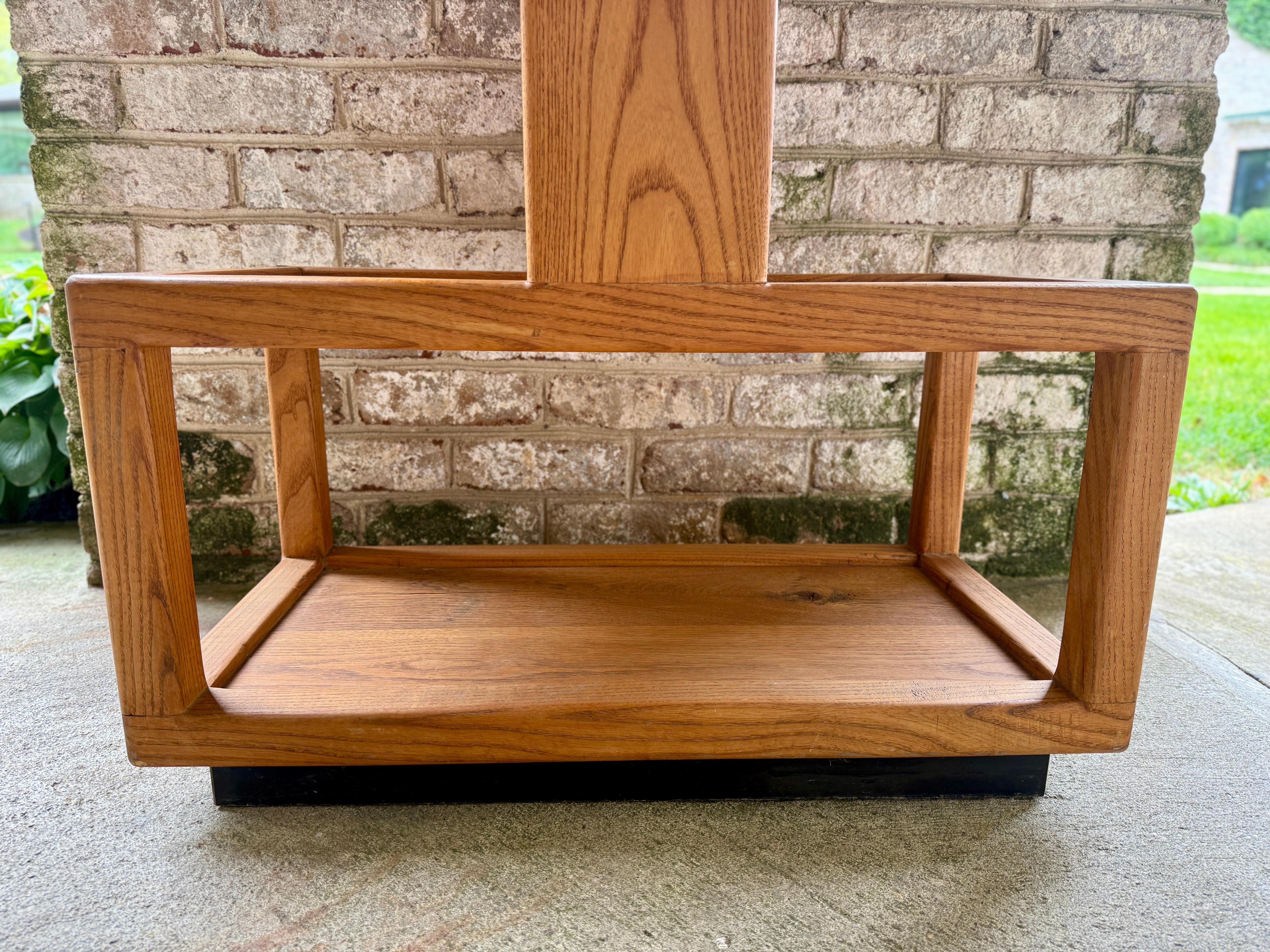 MId-Century Geometrisches Design Oak Wood Etagere (Mitte des 20. Jahrhunderts) im Angebot