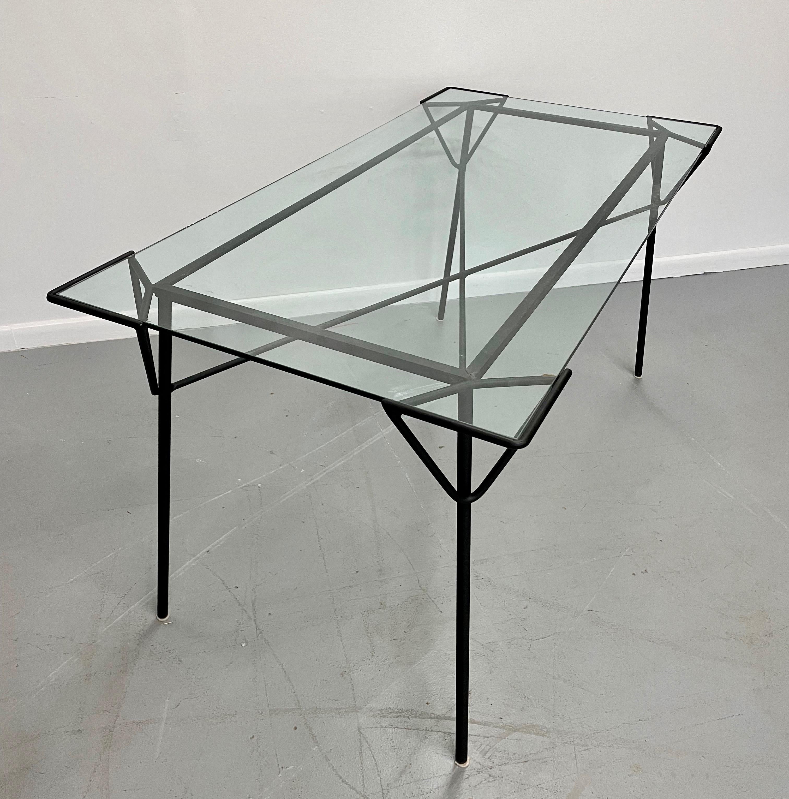 Mid-Century Modern Table de salle à manger géométrique en fer et verre d'Ossia Arkus pour Arbuck Mid Century en vente