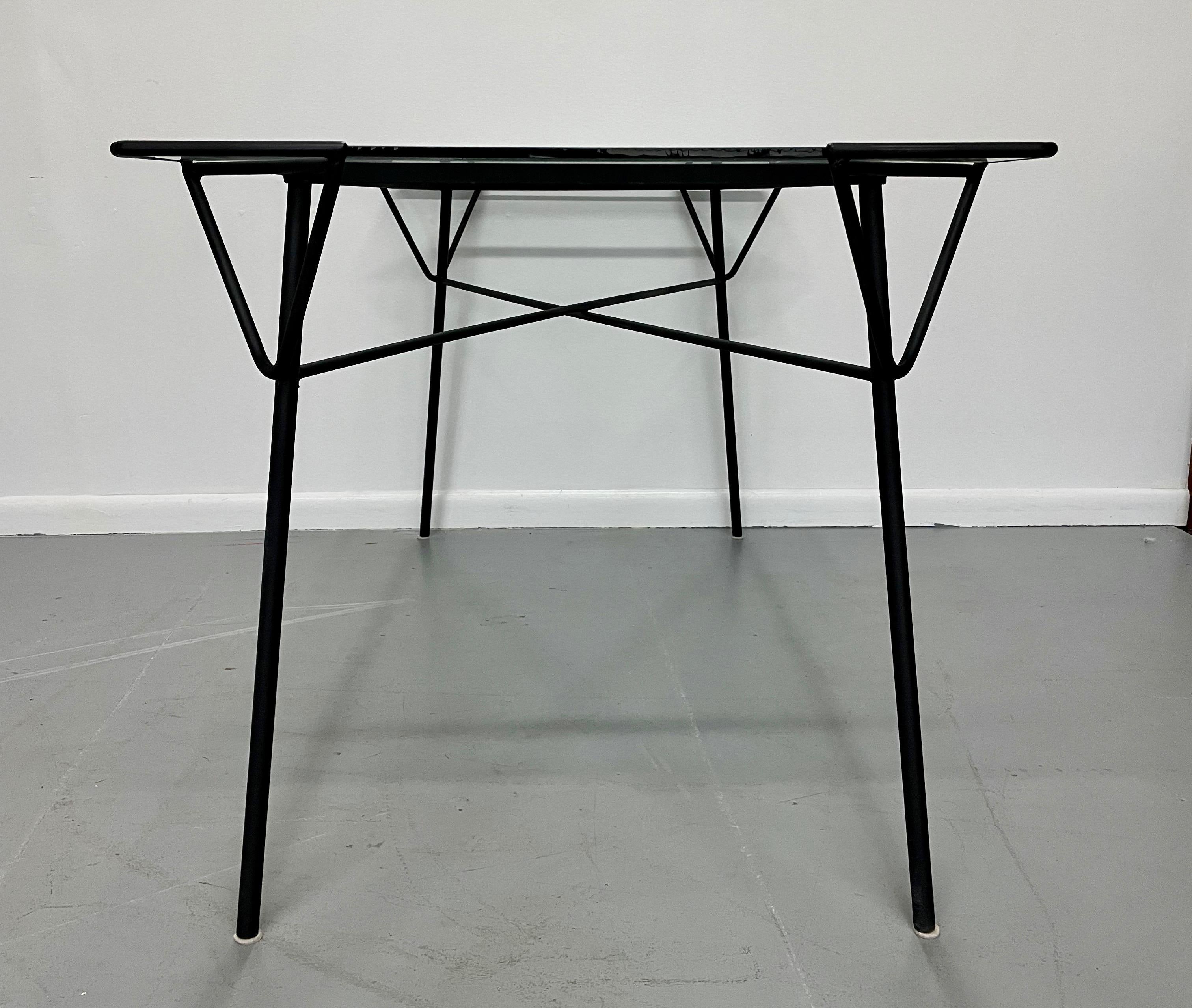Nord-américain Table de salle à manger géométrique en fer et verre d'Ossia Arkus pour Arbuck Mid Century en vente