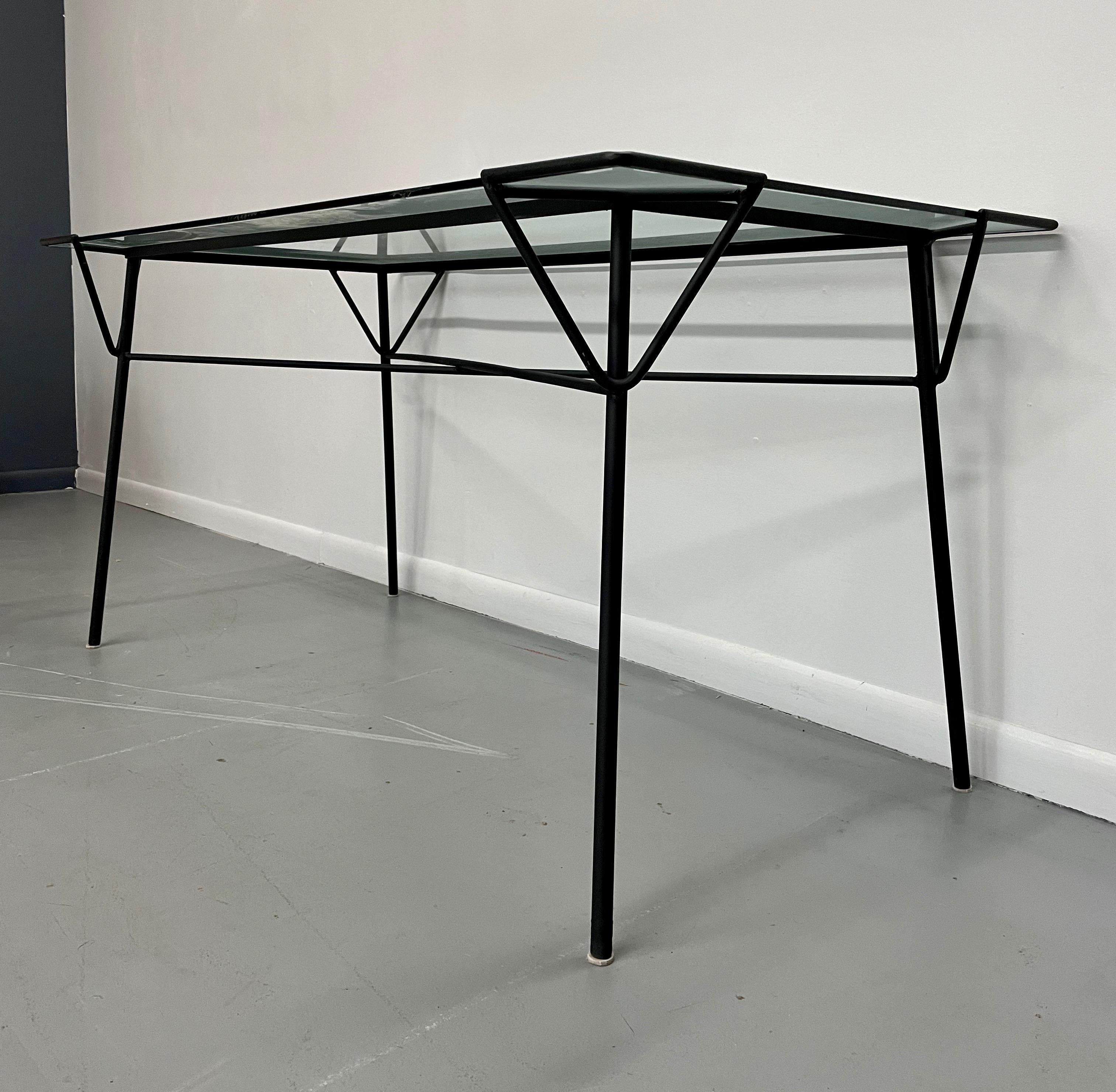 Fer Table de salle à manger géométrique en fer et verre d'Ossia Arkus pour Arbuck Mid Century en vente