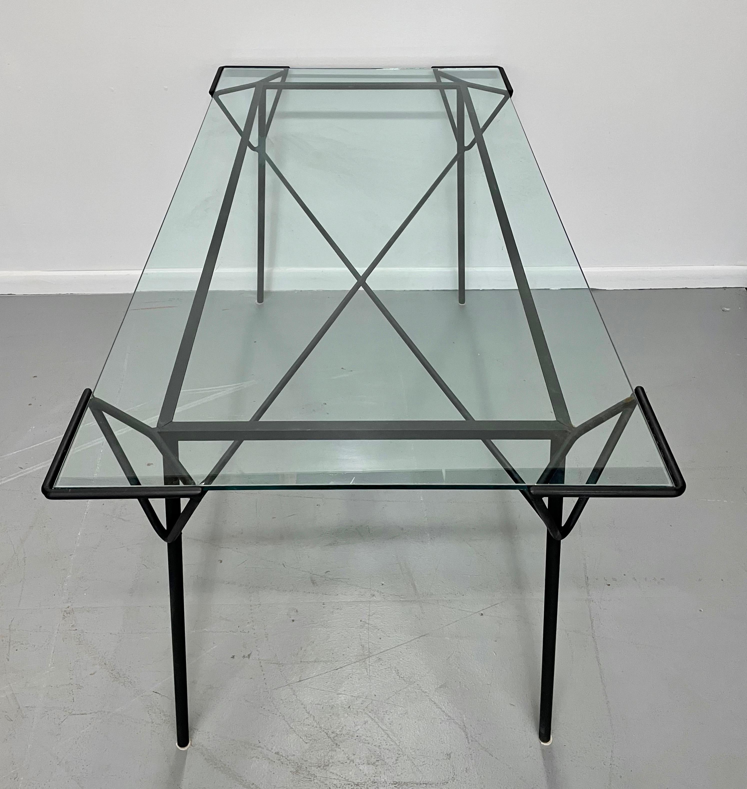 Table de salle à manger géométrique en fer et verre d'Ossia Arkus pour Arbuck Mid Century en vente 2