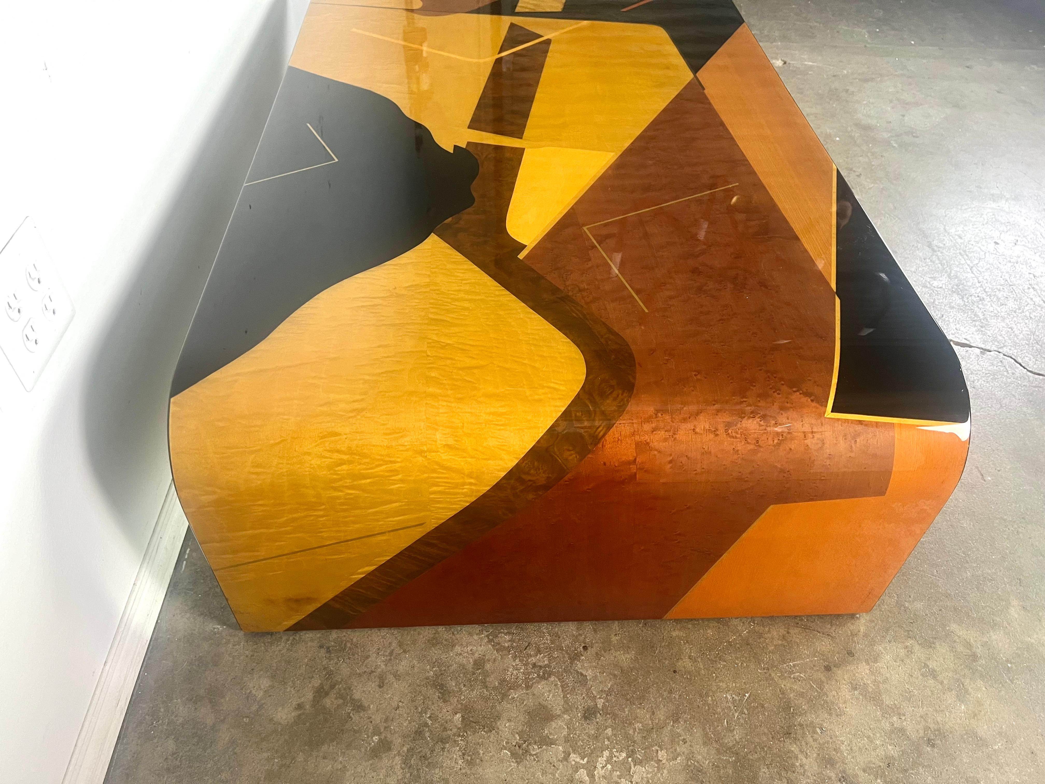 Mid-Century Modern Table géométrique en forme de cascade laquée du milieu du siècle en vente