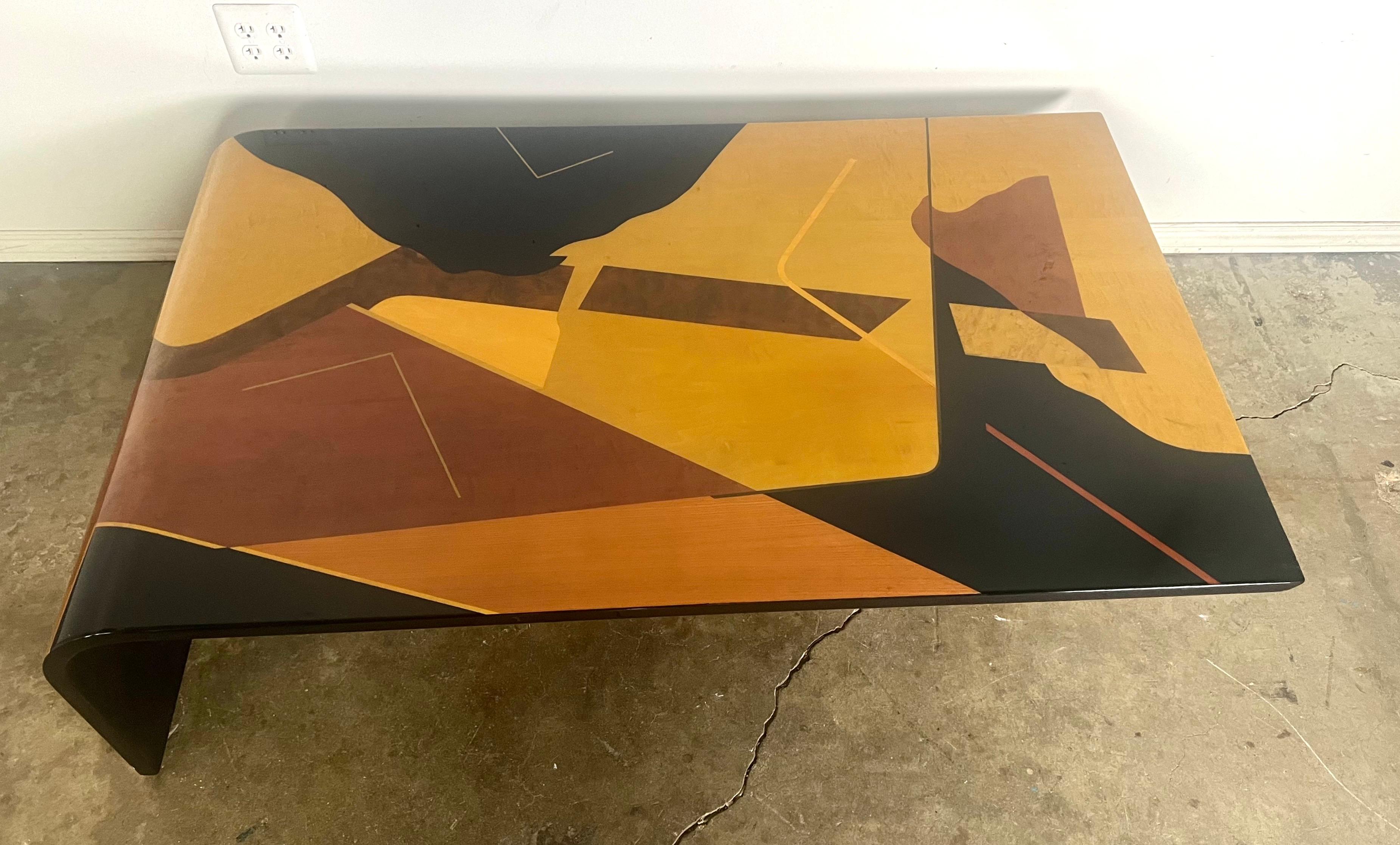 Métal Table géométrique en forme de cascade laquée du milieu du siècle en vente