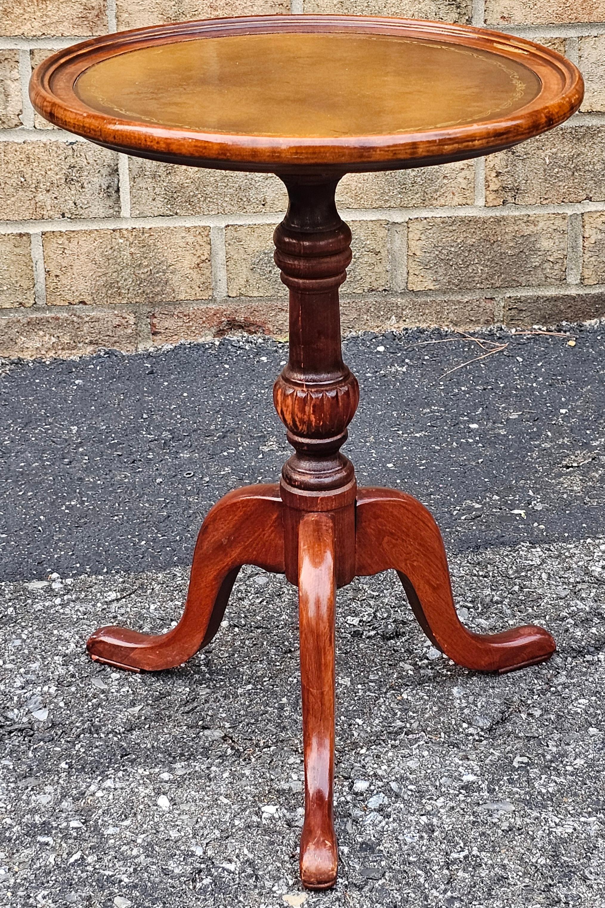 Mid Century George III Stil Mahagoni und getäfeltem Leder Sockel Kerze Stand (George III.) im Angebot