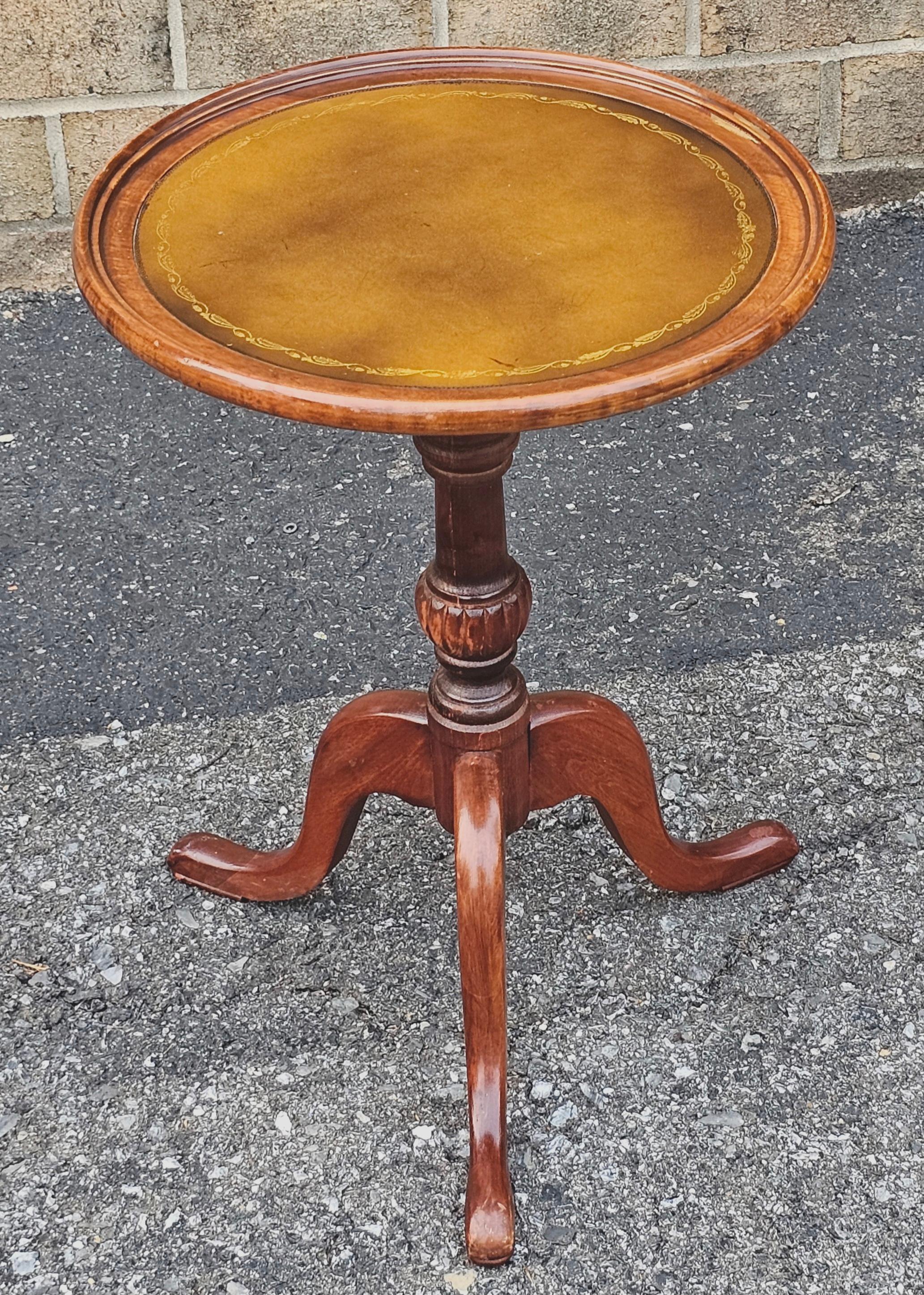 Mid Century George III Stil Mahagoni und getäfeltem Leder Sockel Kerze Stand (amerikanisch) im Angebot