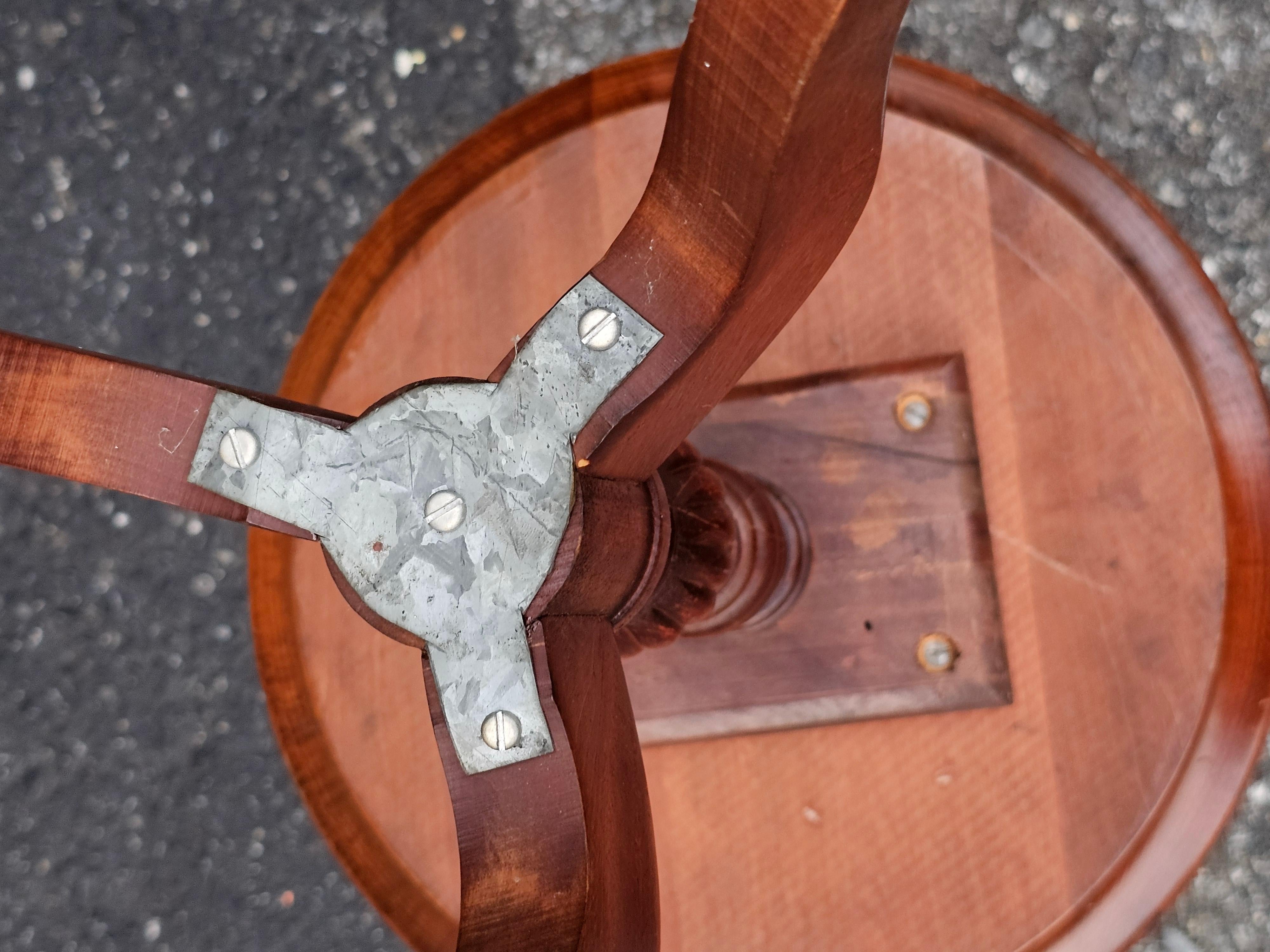 Mid Century George III Stil Mahagoni und getäfeltem Leder Sockel Kerze Stand im Zustand „Gut“ im Angebot in Germantown, MD