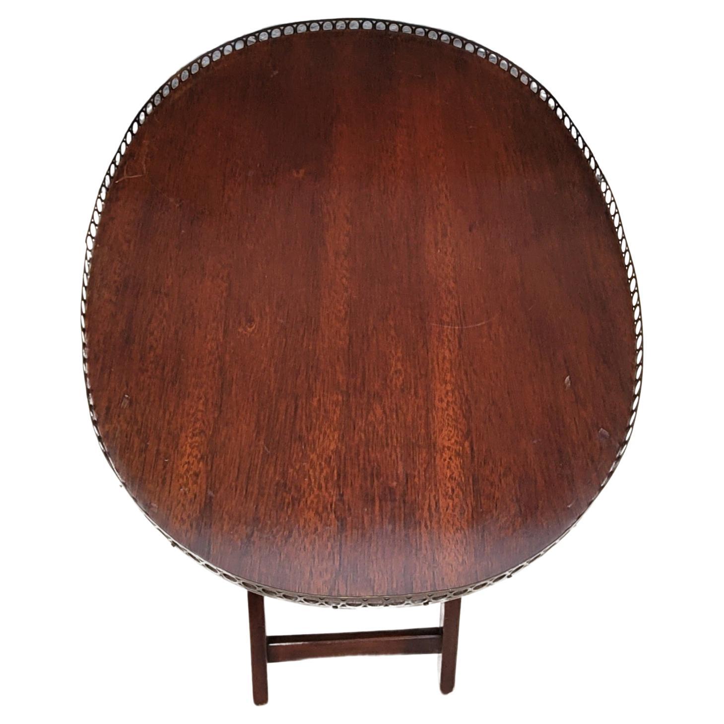 Travail du bois Table à plateau pliante en acajou de style George III du milieu du siècle avec galerie, vers 1950 en vente