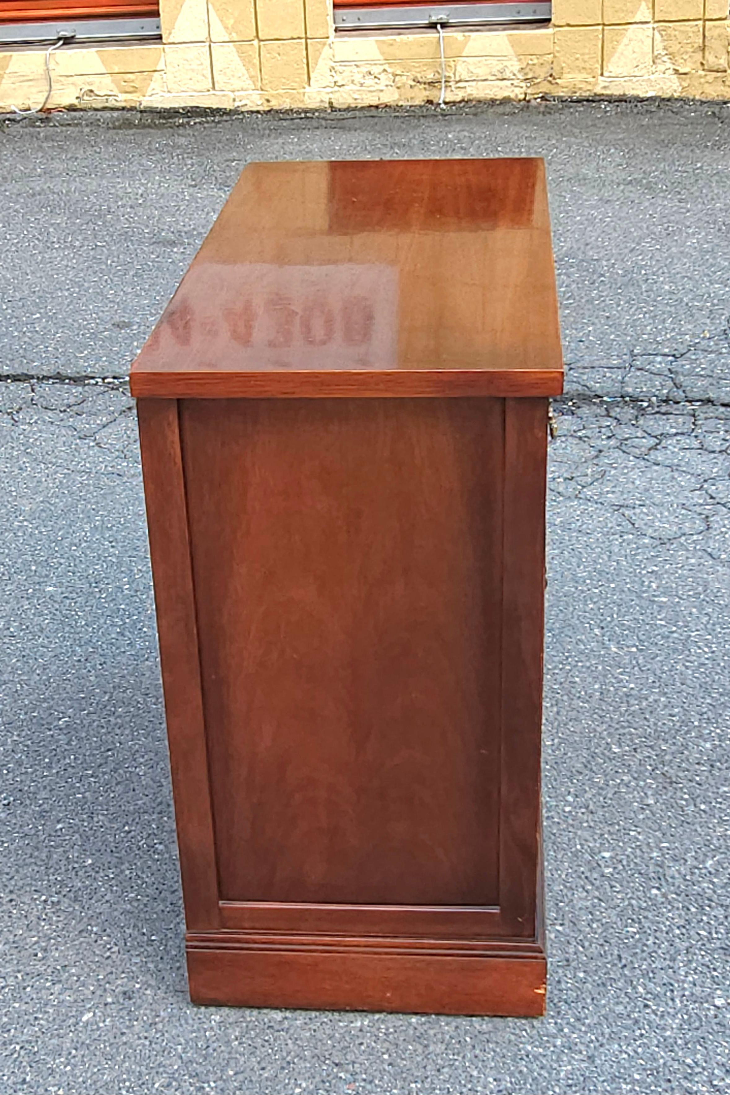 Mobile laterale / Server in mogano in stile Giorgio III della metà del secolo scorso In condizioni buone in vendita a Germantown, MD