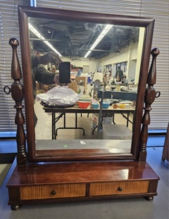 Miroir de coiffeuse à deux tiroirs en acajou de style George III du milieu du siècle dernier