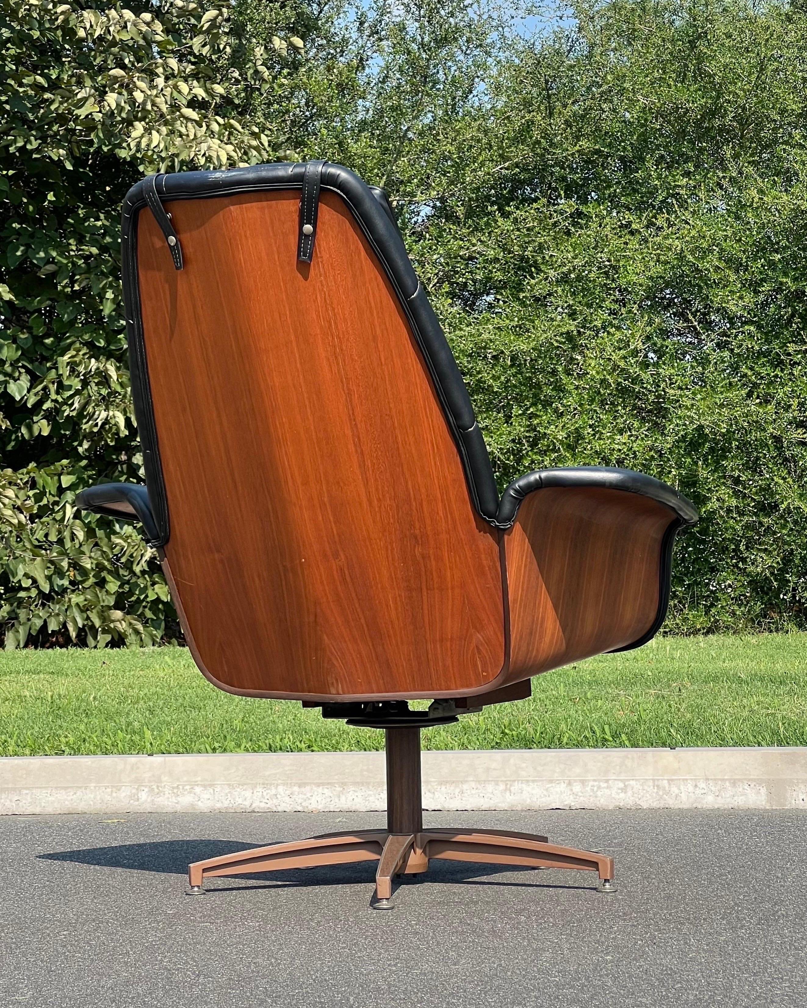 Très beau salon moderne George Mulhauser Mr. Lounge pivotant et à ressort. Un état de conservation exceptionnel, tout droit sorti d'une capsule temporelle. Il n'a pratiquement jamais été utilisé et est très confortable. Pas de déchirures ni de