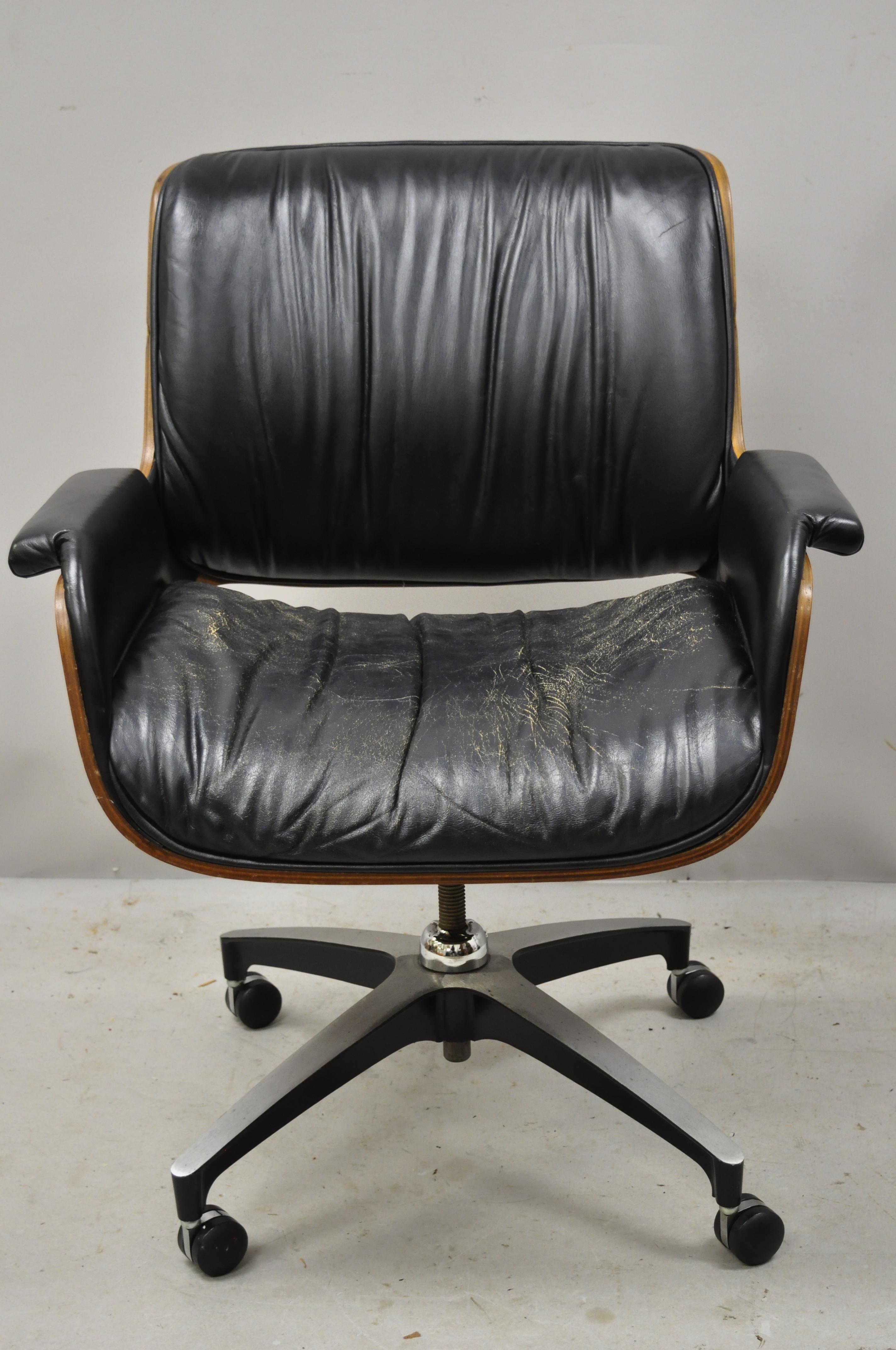 Mid-Century Modern George Mulhauser for Plycraft black leather bentwood office desk chair. Item features rolling casters, adjustable height, bent ply frame, swivel seat, beautiful wood grain, leather upholstery, clean modernist lines, quality