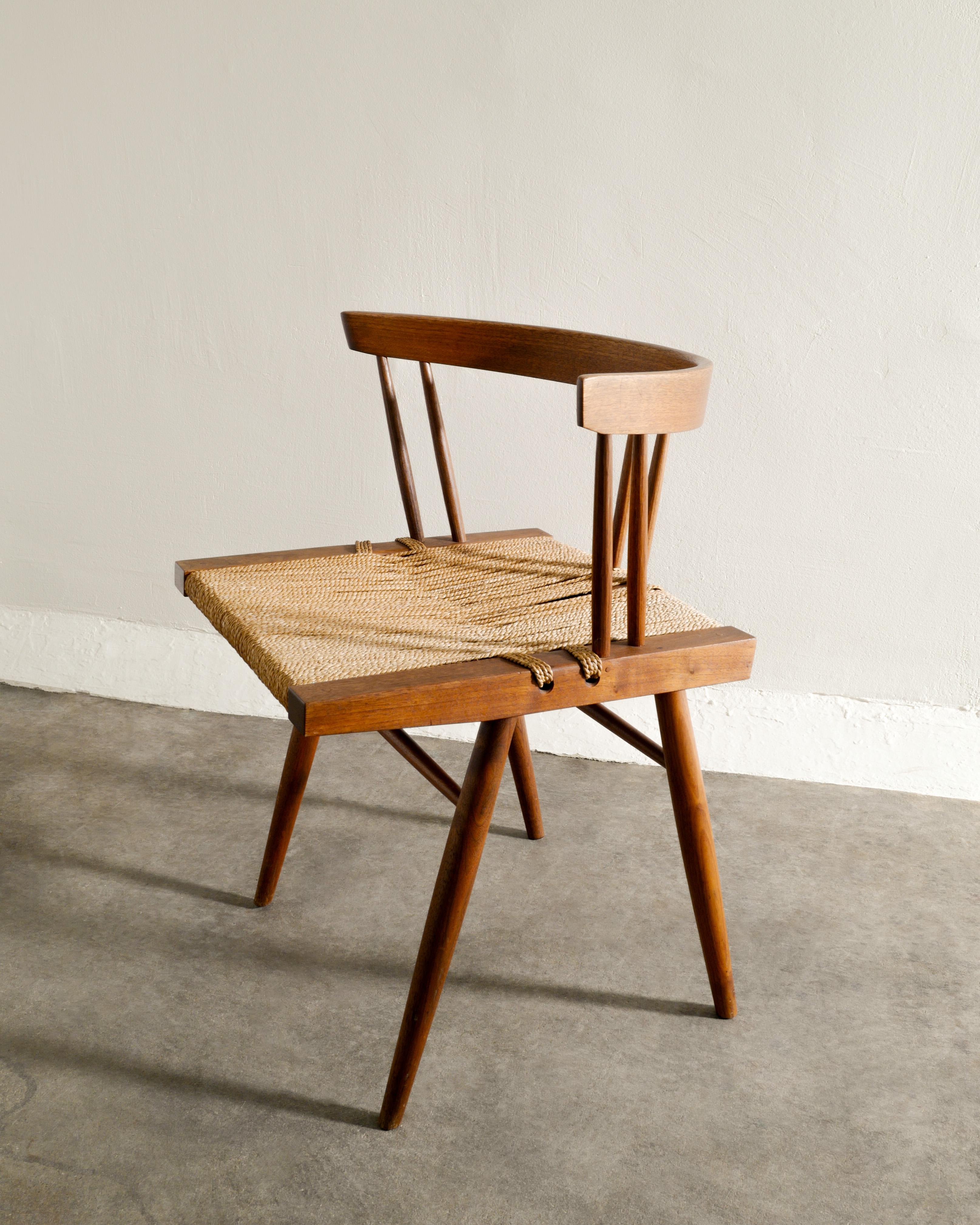 Chaise en paille d'herbe du milieu du siècle de George Nakashima en noyer Produit dans les années 1960  Bon état - En vente à Stockholm, SE