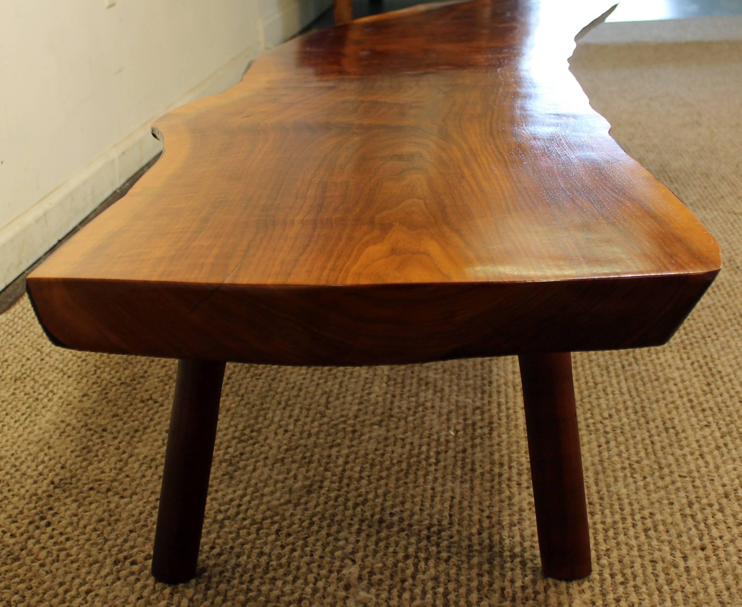 Mid Century Modern Nakashima Style Live Edge Walnut Slab Studio Coffee Table In Excellent Condition In Wilmington, DE