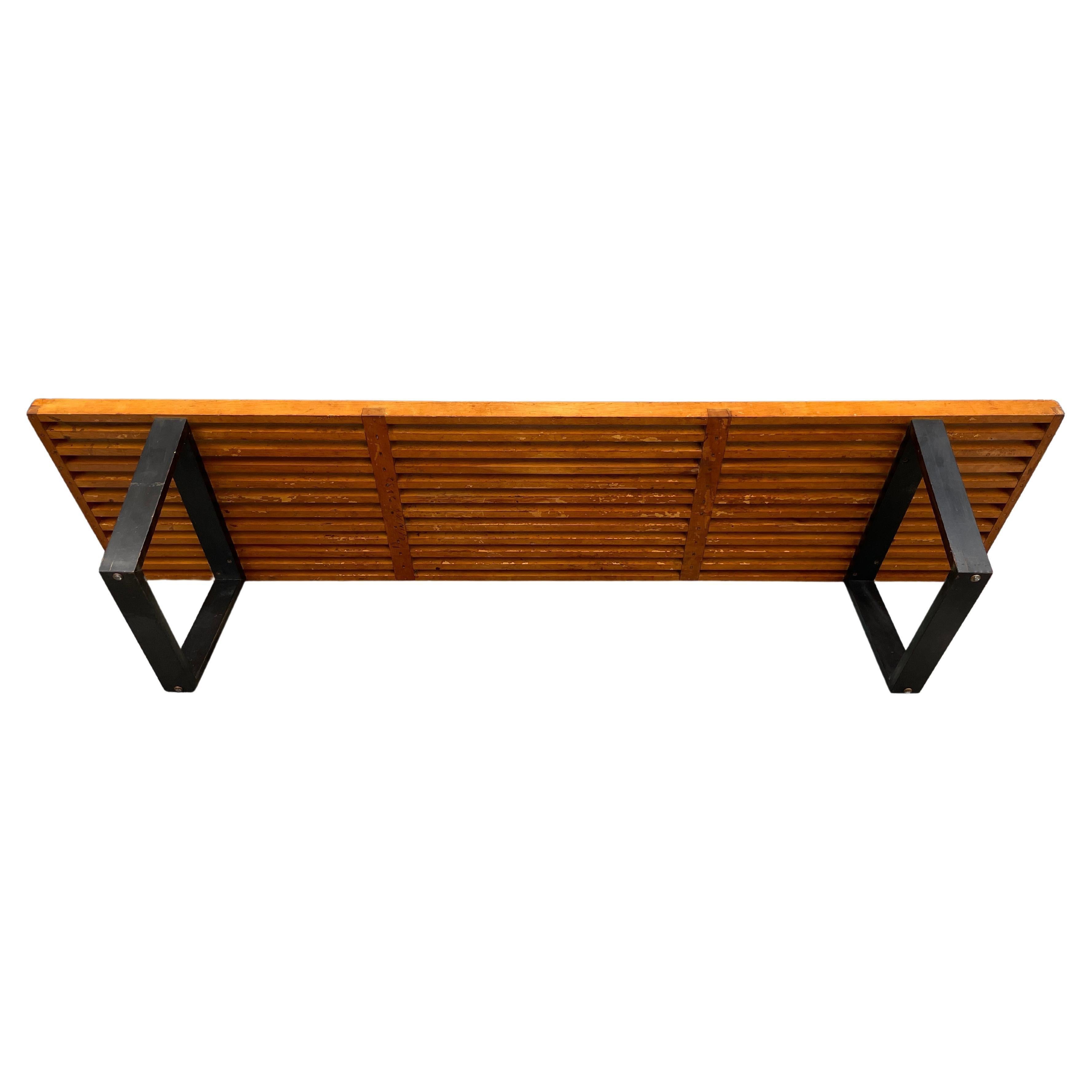 Magnifique banc à lattes George Nelson Herman Miller du milieu du siècle avec une patine étonnante. Ce banc est une table basse ou un banc à lattes de 72.25