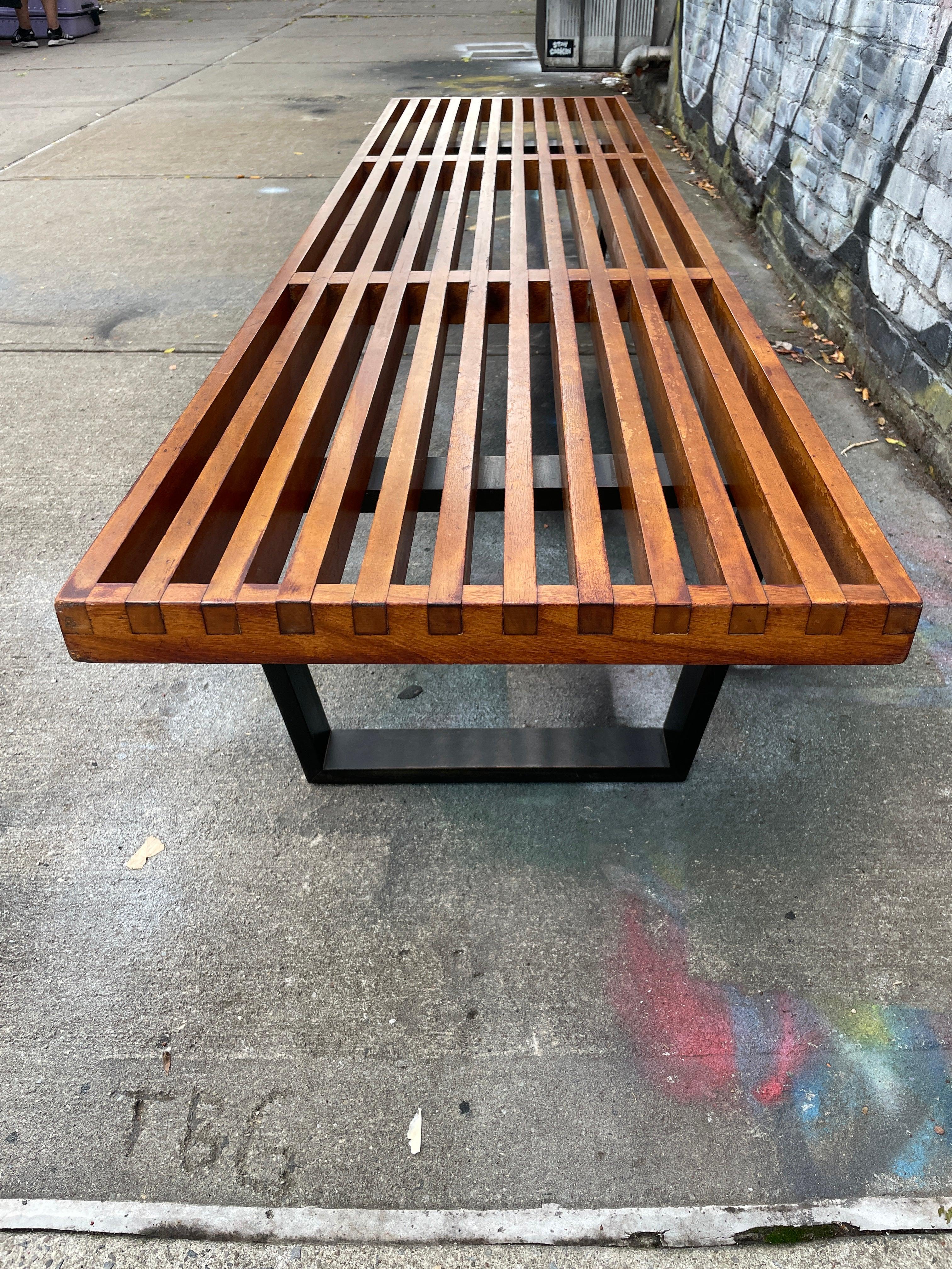 Banc à lattes du milieu du siècle George Nelson pour Herman Miller Bon état - En vente à Brooklyn, NY