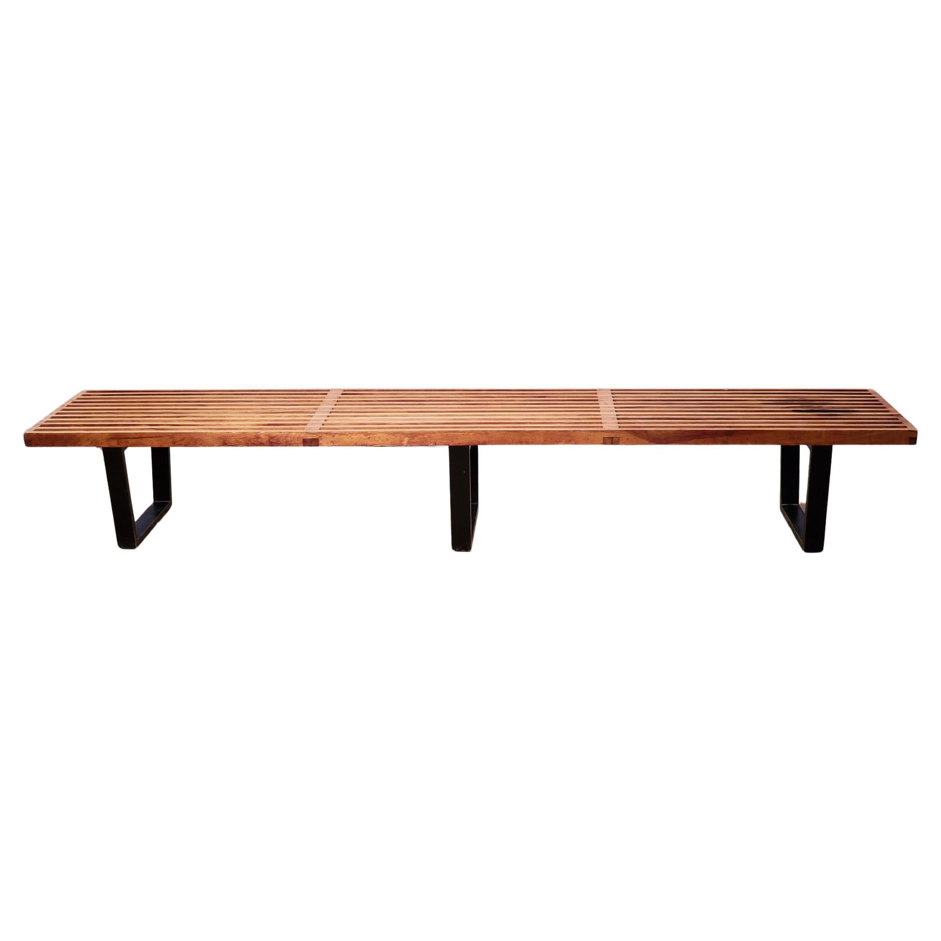 Banc à plate-forme à lattes de style américain moderne du milieu du siècle.

Conçu par George Nelson pour Herman Miller.

En bouleau naturel et laqué noir avec trois pieds trapézoïdaux.

Modèle no. 4993. 

Ce modèle a été inclus dans le premier