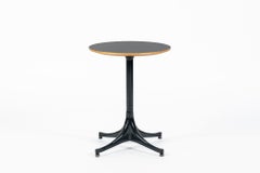 Mesita auxiliar de mediados de siglo de George Nelson para Herman Miller, con base de pedestal y superficie laminada negra