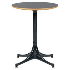 Mesita auxiliar de mediados de siglo de George Nelson para Herman Miller, con base de pedestal y superficie laminada negra