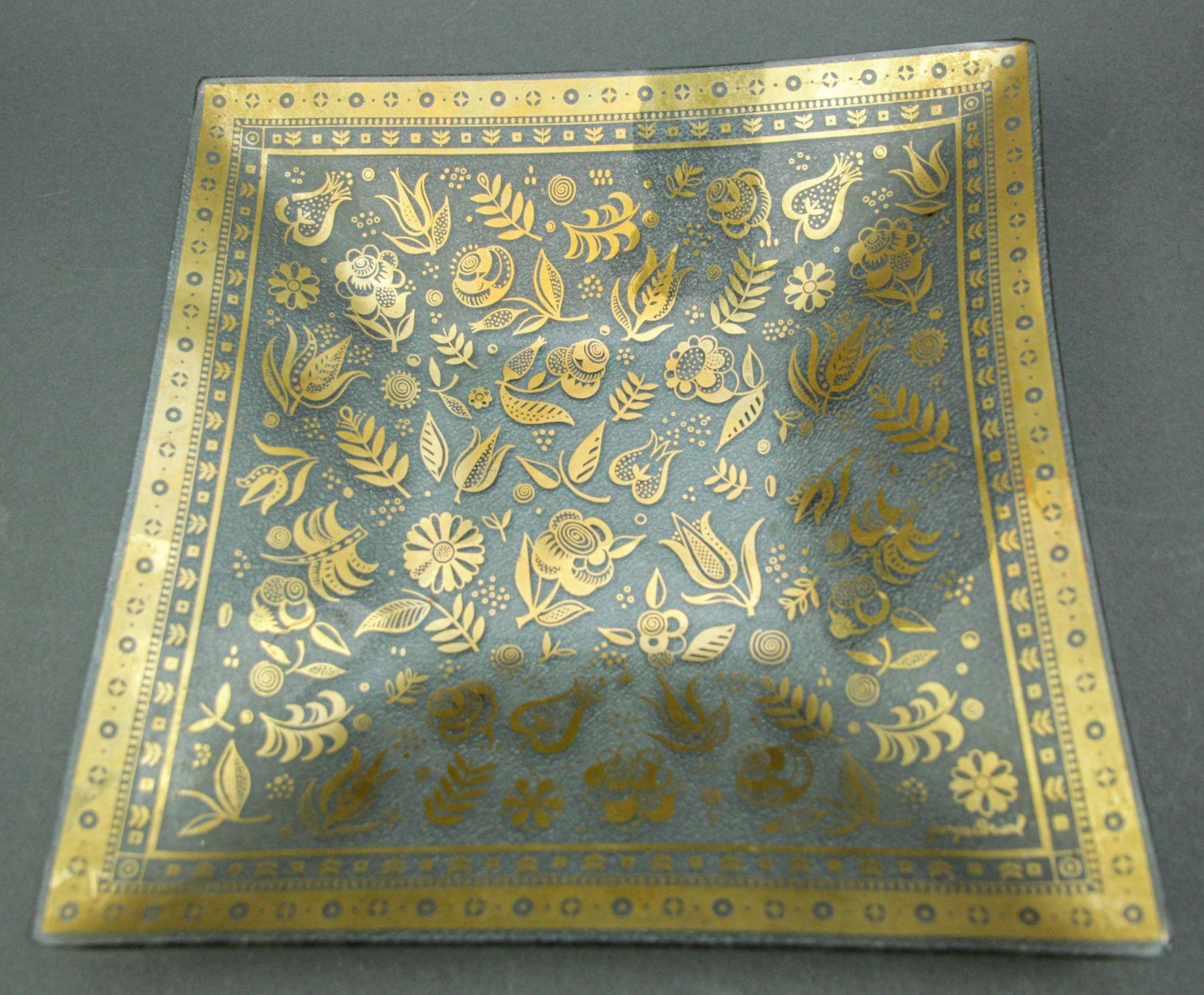 Vintage 1960's Mid Century Modern Georges Briard gold leaf glass appetizer platter.
Plat de service vintage Georges Briard, signé.
Le design du jardin persan présente diverses fleurs et feuilles.
Ce plateau est un must pour tout collectionneur ou