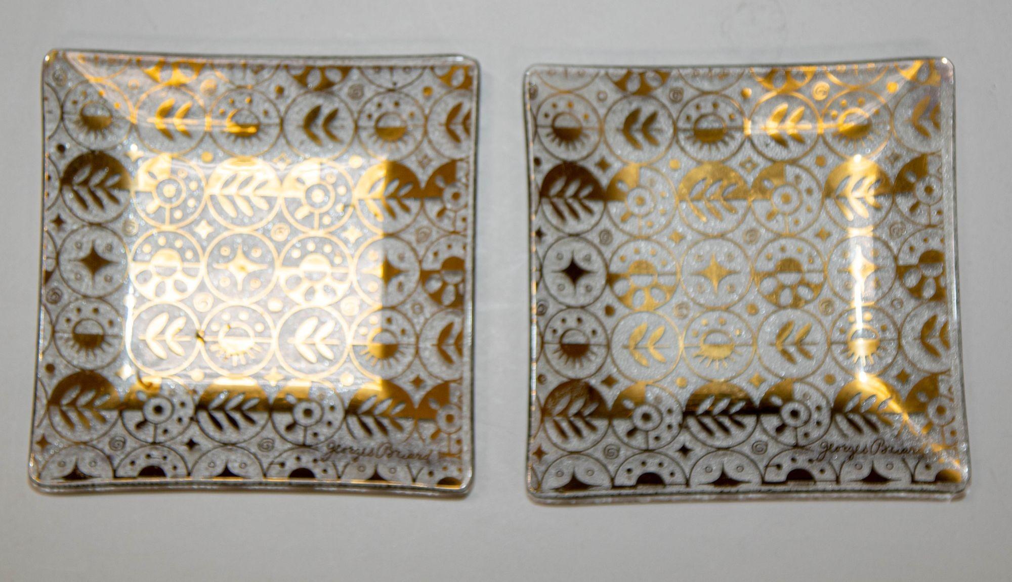 Vintage 1960's Mid Century Modern Georges Briard gold leaf glass appetizers plates set of 2.
The square shaped canape hors d'oeuvre plates with subtle flared flanged edges was made in the 1960's .
Beautiful signed Georges Briard 
