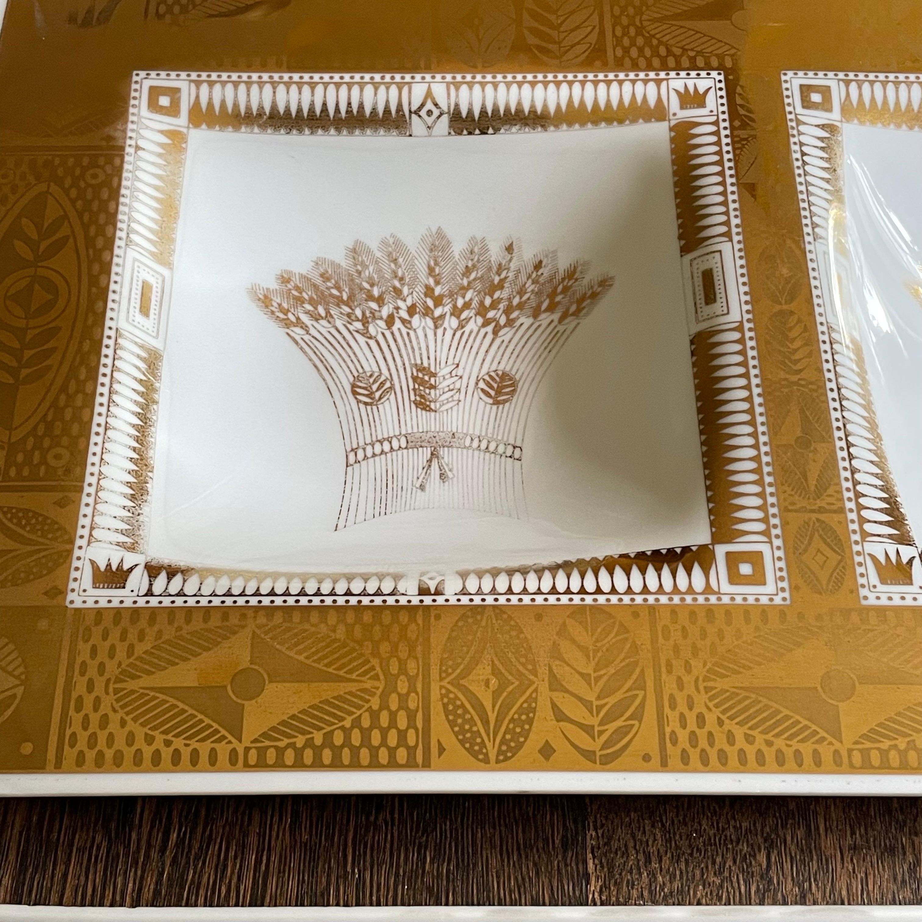 Mid-Century Modern Plateaux en verre dépoli Georges Briard du milieu du siècle avec motif de moisson à la feuille d'or  en vente