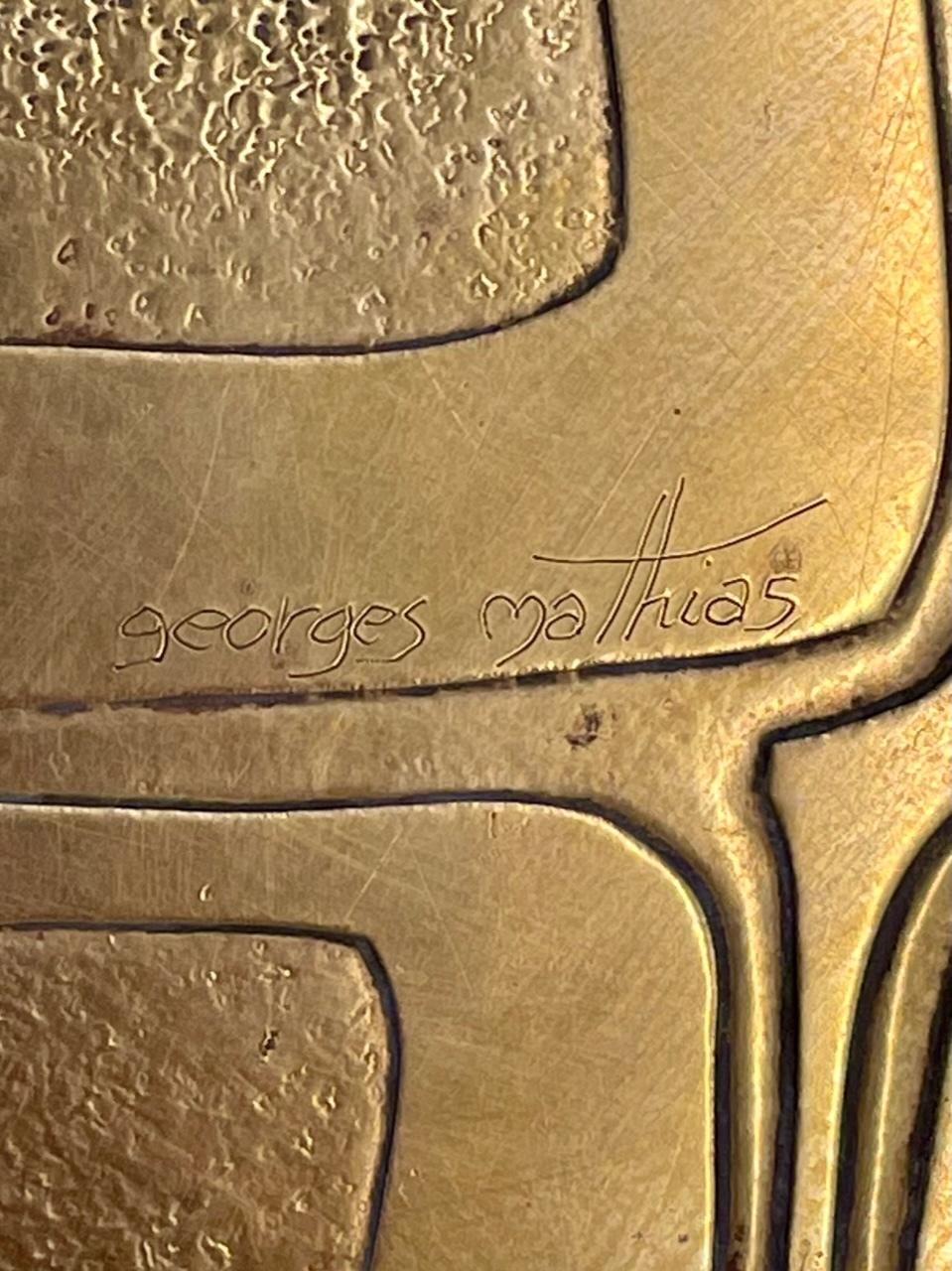 Table basse belge du milieu du siècle dernier de Georges Mathias, signée, en laiton gravé, années 1970 Bon état - En vente à Stamford, CT
