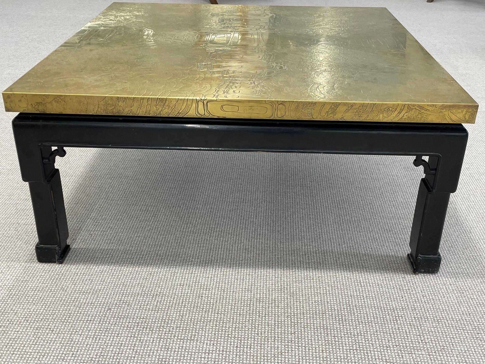 Laiton Table basse belge du milieu du siècle dernier de Georges Mathias, signée, en laiton gravé, années 1970 en vente