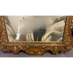 Miroir mural en bois doré de style géorgien du milieu du siècle avec écusson en coquillage Att. À Labarge