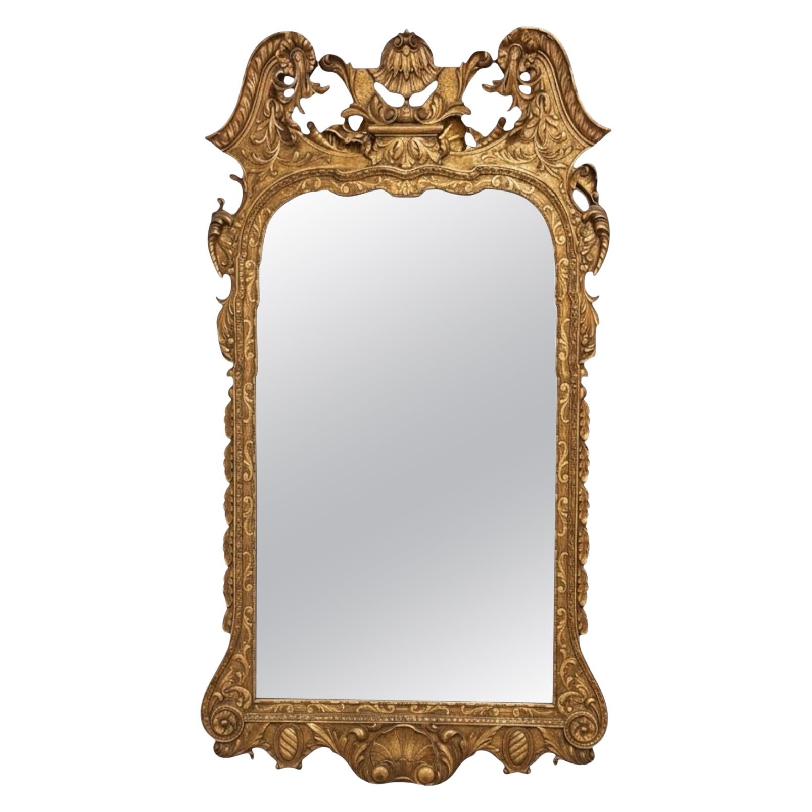 Mid-Century Georgian Style Giltwood Wall Mirror W/ Shell Crest Att. To LaBarge en vente