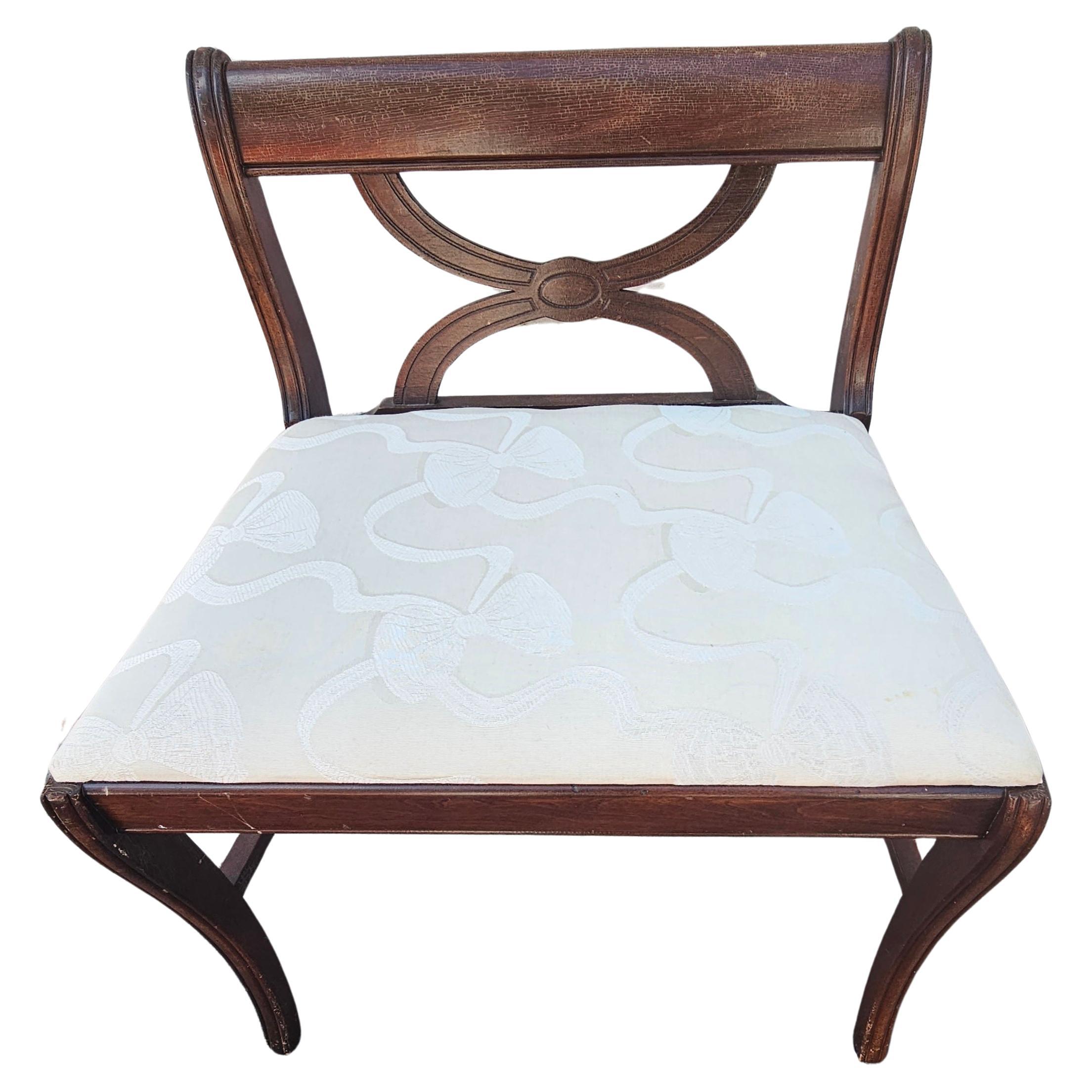 Ein Mid-Century Georgian Style Mahagoni und frisch reupolstered Seat Vanity Bench. Cremige Polsterung sehr sauber ohne Flecken.
Maße: 22,25
