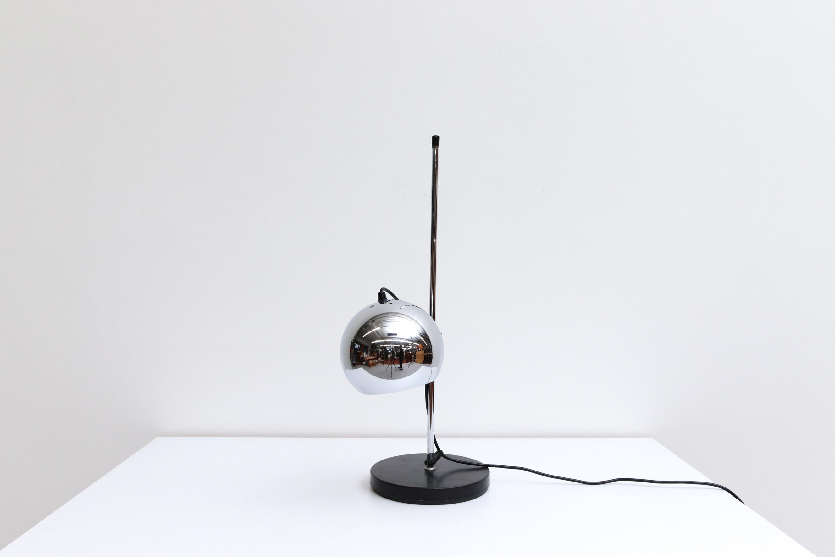 Mid Century, Gepo (attr), Chome Globe Table Lamp with Black Base In Good Condition In Los Angeles, CA