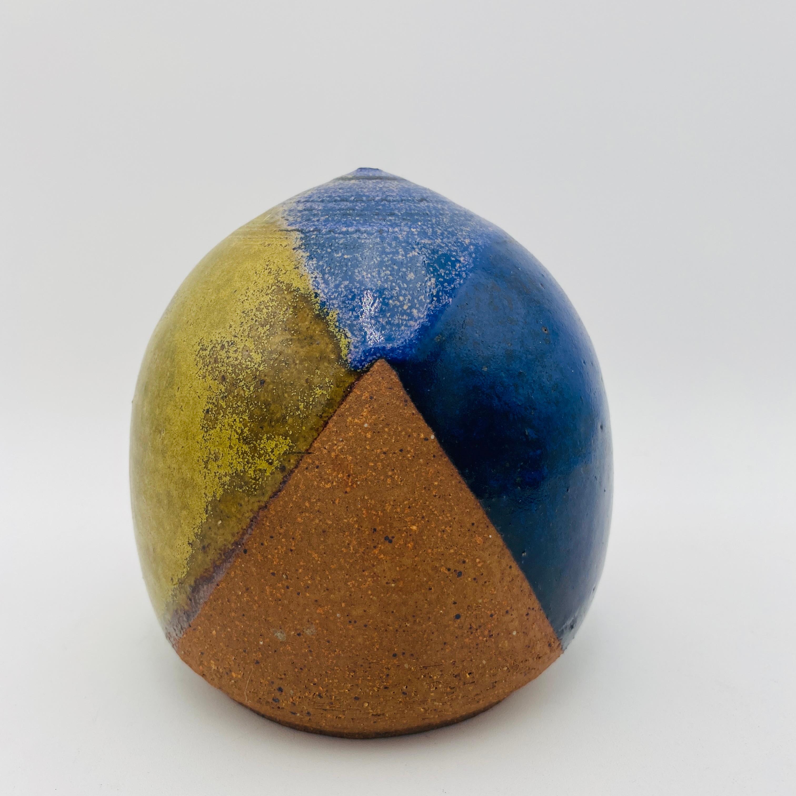 Splendido vaso d'arte in studio Pottery, realizzato a mano e firmato dal Famed Gerald Patrick. Questo splendido pezzo da studio è caratterizzato da un intenso smalto blu indaco e verde. Lo smalto è stato applicato in modo simile alle famigerate