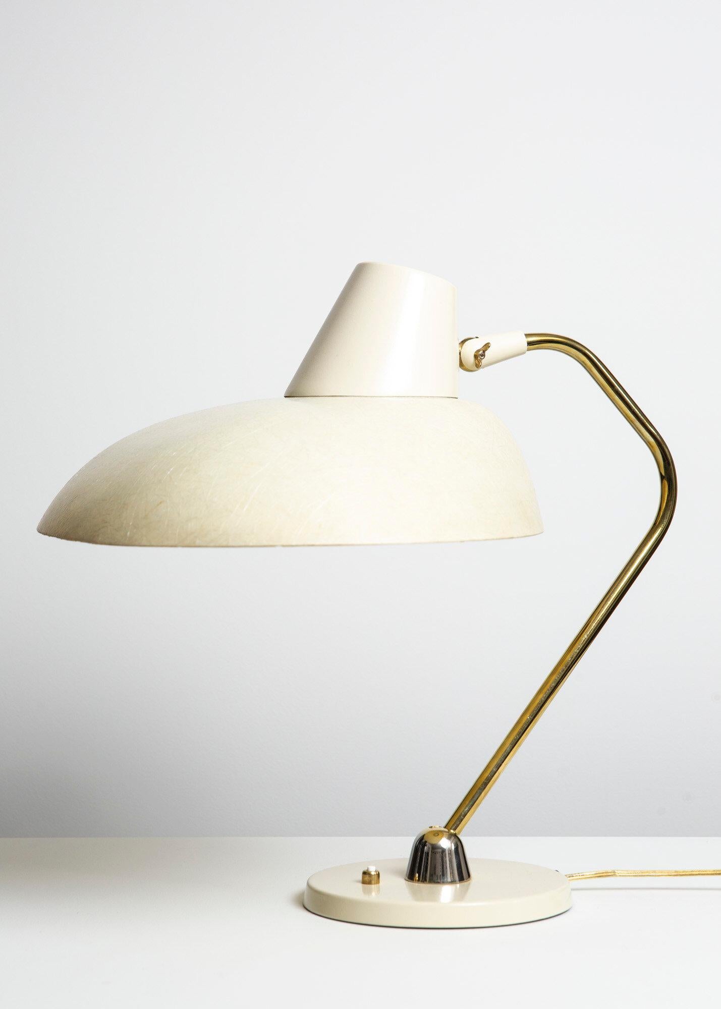 Rare Gerald Thurston desk lamp manufacturedby Lightolier in the 1950’s. Molded off-white colored fiberglass shade, cream enameled steel trimmings and swivel, brass stem, chrome plated swivel on cream enameled aluminium foot. 60 watts max E-26 Edison