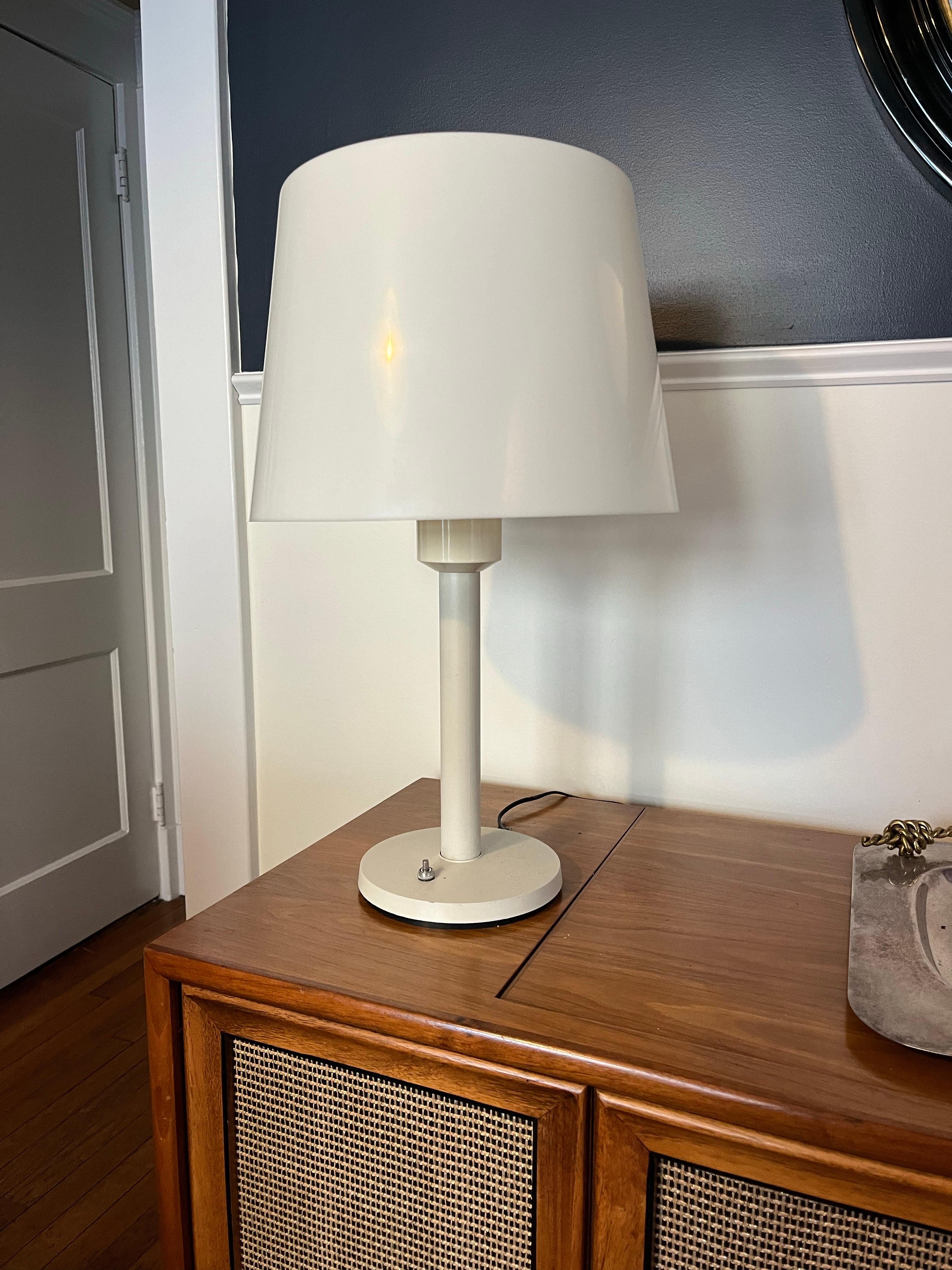 Lámpara de escritorio clásica Gerald Thurston de mediados de siglo. La pantalla de plástico ventilada se asienta sobre una base metálica a juego. Difusor de plástico. Complemento perfecto, no sólo de mediados de siglo, sino también de transición. 