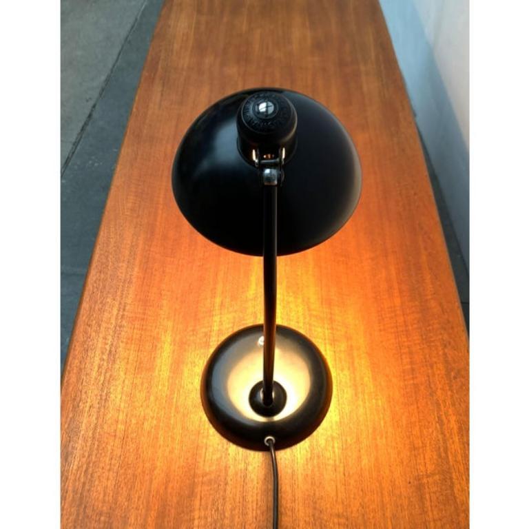 Lampe de table classique du milieu du siècle de Kaiser Leuchten d'après un design de Christian Dell des années 1930.

Une conception très simple et fonctionnelle. La lampe de bureau classique de l'époque. La lampe peut être alignée individuellement