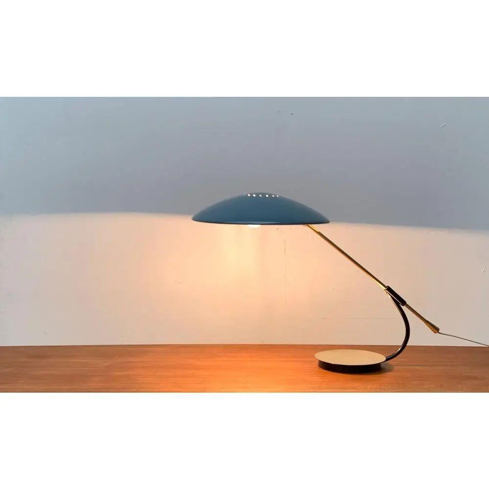 Lámparas de mesa muy raras de Kaiser lights con eje flexible. La 6775 es una de las escasas lámparas de mesa grandes de Kaiser. El 6787 con brazo firme es más conocido.

El 6775 es un diseño muy elegante. El fuste de la lámpara, finamente ejecutado,