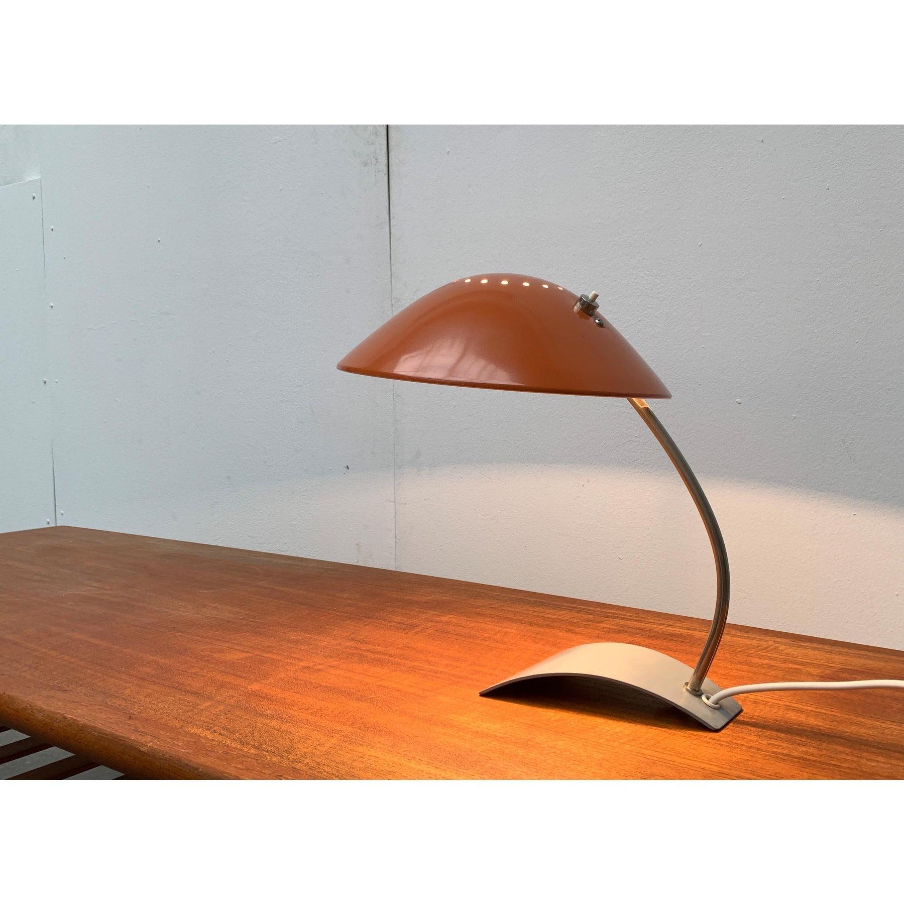 Métal Lampe de table allemande du milieu du siècle 6840 de Kaiser Idell / Kaiser Leuchten en vente