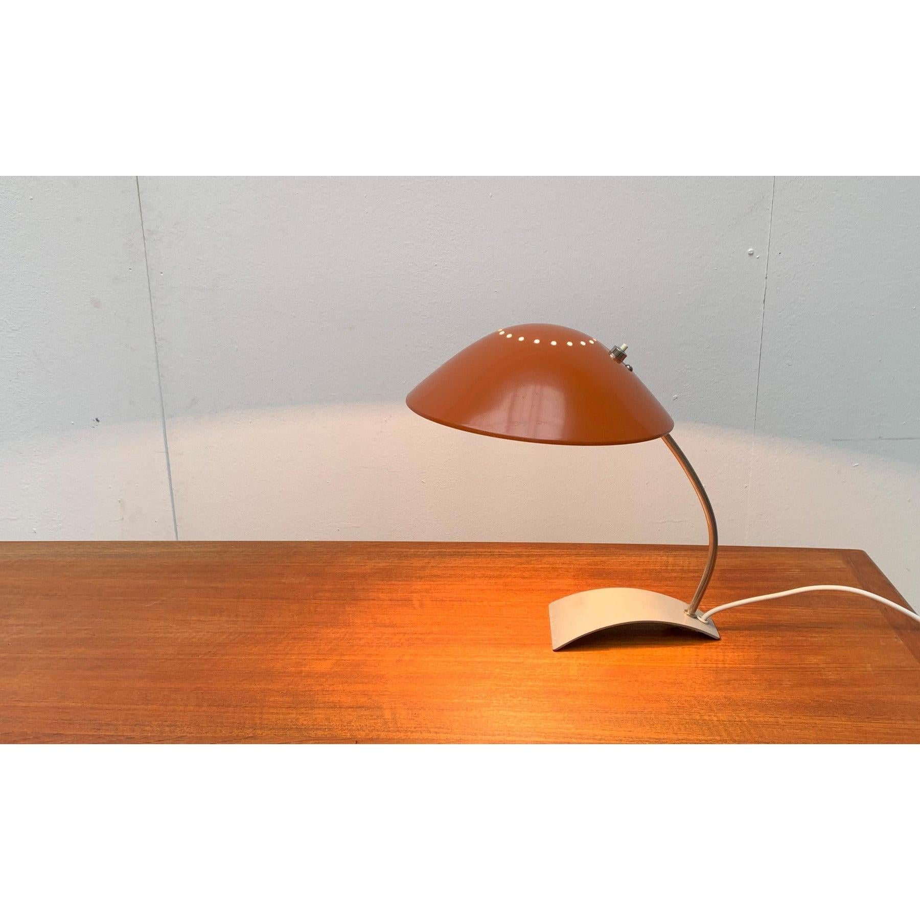 Lampe de table allemande du milieu du siècle 6840 de Kaiser Idell / Kaiser Leuchten en vente 2