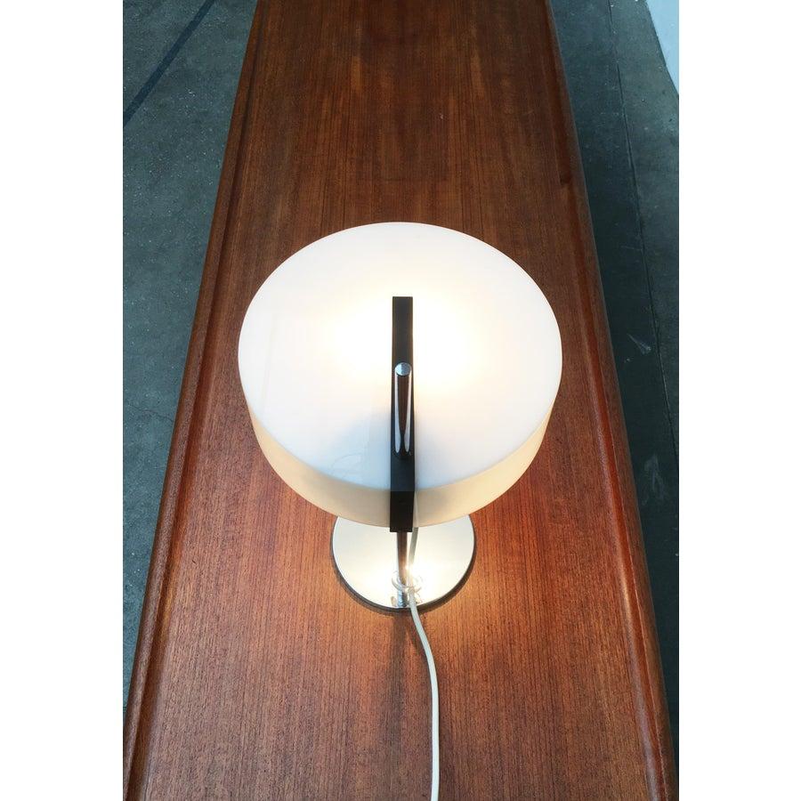 Très rare lampe de table du milieu du siècle avec écran acrylique de Cosack. Une pièce de collection en très bon état.

Un design minimaliste dans la conception de ses produits. Le contraste entre les couleurs et les matériaux est frappant. L'écran