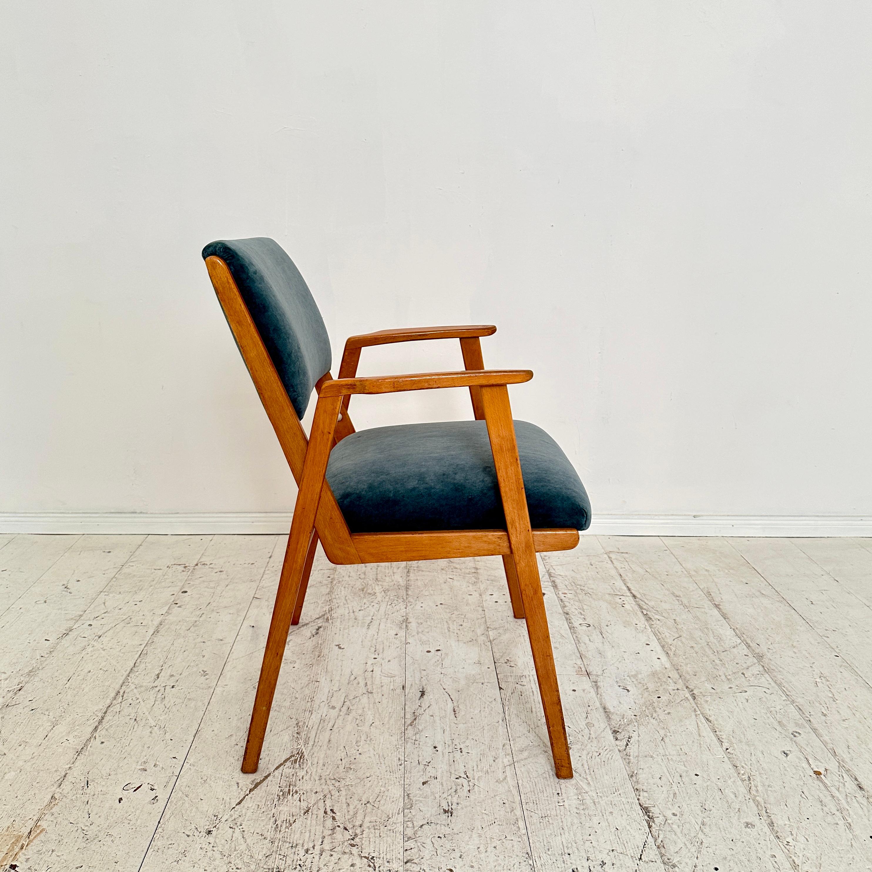 Mid Century German Armchair in Beech and Petrol Colored Velvet, around 1950 For Sale 4