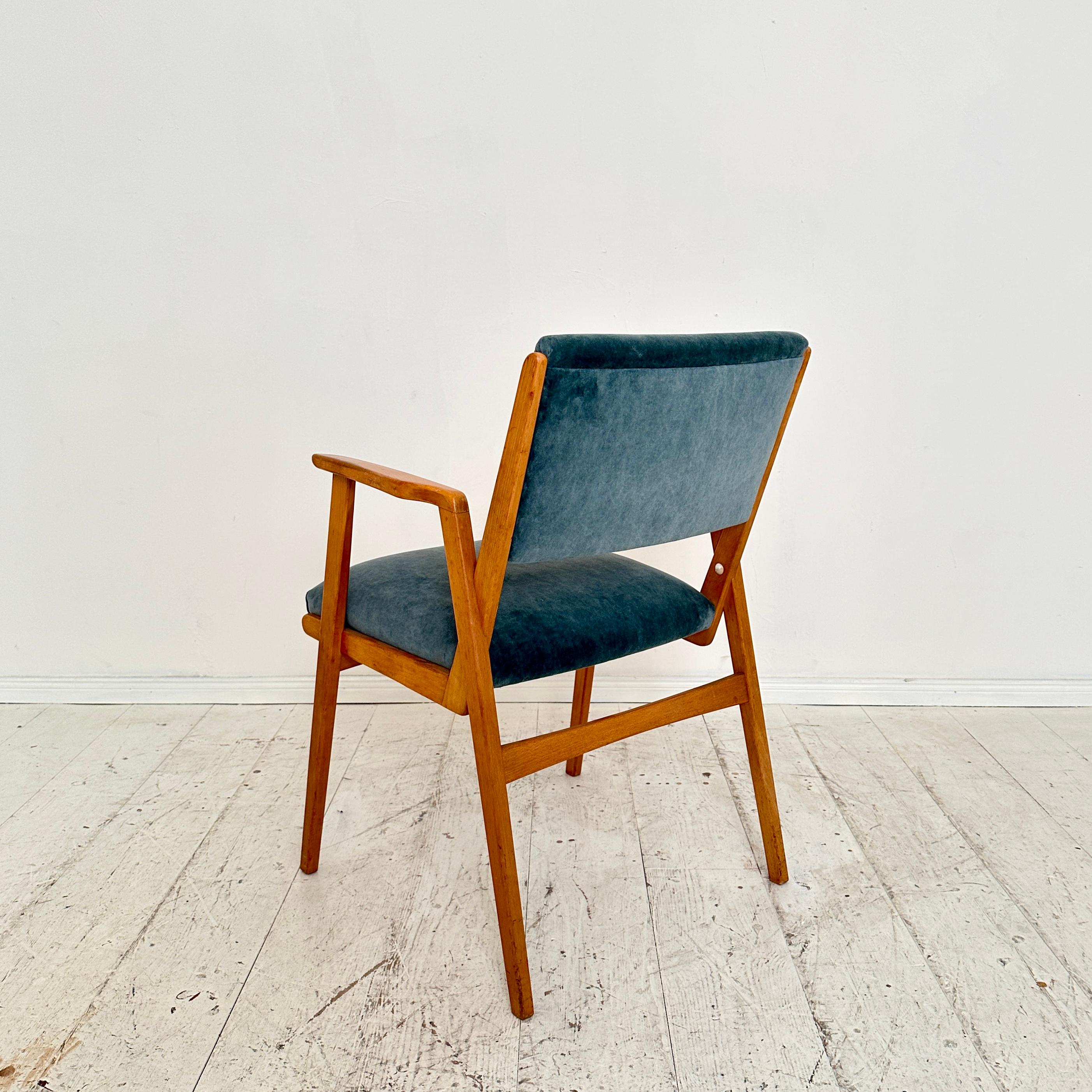 Mid Century German Armchair in Beech and Petrol Colored Velvet, around 1950 For Sale 1