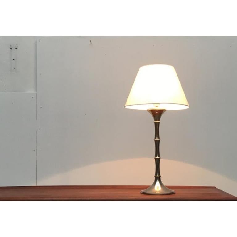 Uno de los primeros diseños del famoso diseñador de luminarias Ingo Maurer, de finales de los 60 y principios de los 70.

Un diseño elegante y clásico. El nombre se refleja en el lenguaje de diseño de la lámpara. La base muestra la segmentación del