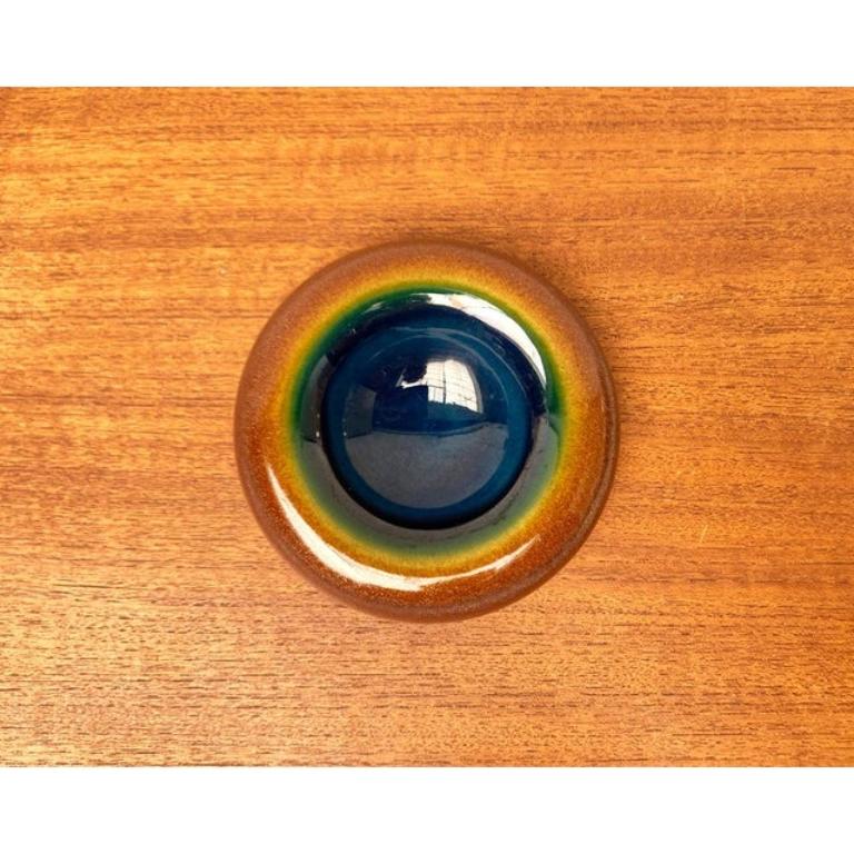Ciotola tedesca di metà secolo di Hutschenreuther, anni '60, in ottime condizioni. Progettato tra il 1960 e il 1969 Questo pezzo ha un marchio di attribuzione.

Informazioni aggiuntive:
Materiali: Ceramica
Colore: blu
Stili: Medioevo Moderno
Paese
