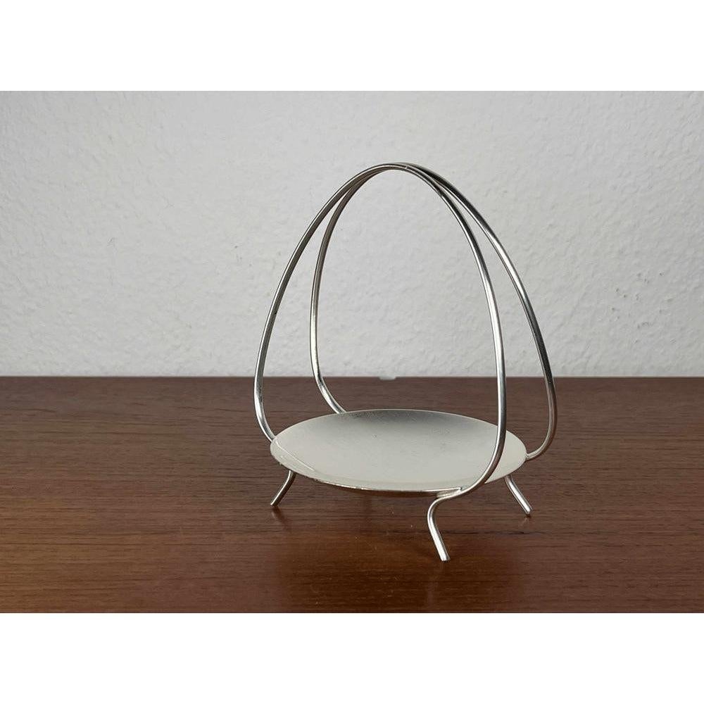 Bol allemand du milieu du siècle de WMF, années 1960, en très bon état. Conçue de 1960 à 1969 Cette pièce porte une marque d'attribution.

Informations complémentaires :
Matériaux : Métal
Couleur : Argent
Styles : Moderne du milieu du siècle
Pays